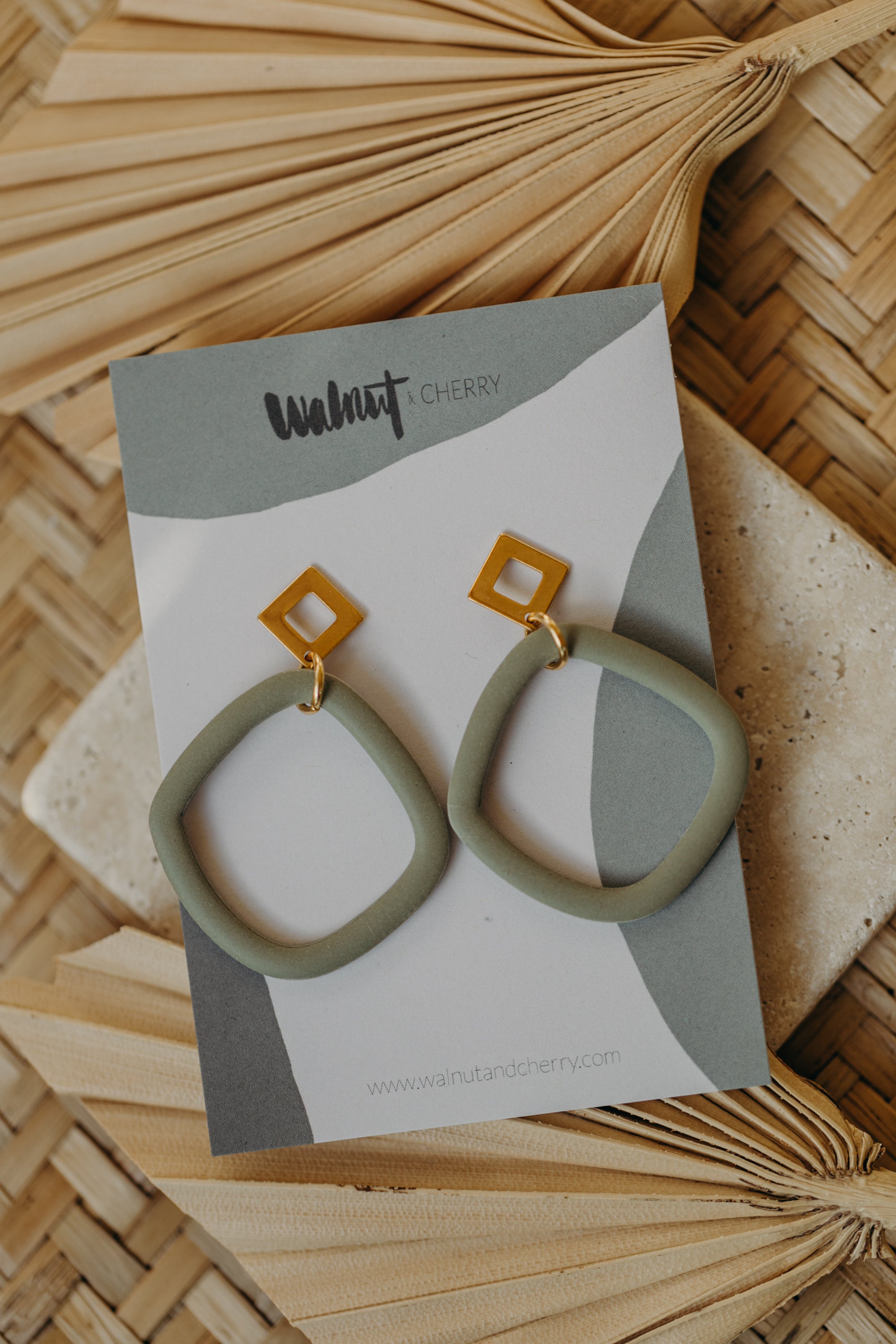 OLA - große eukalyptus grüne dünne Ohrringe aus Polymer Ton mit rechteckigem Ohrstecker