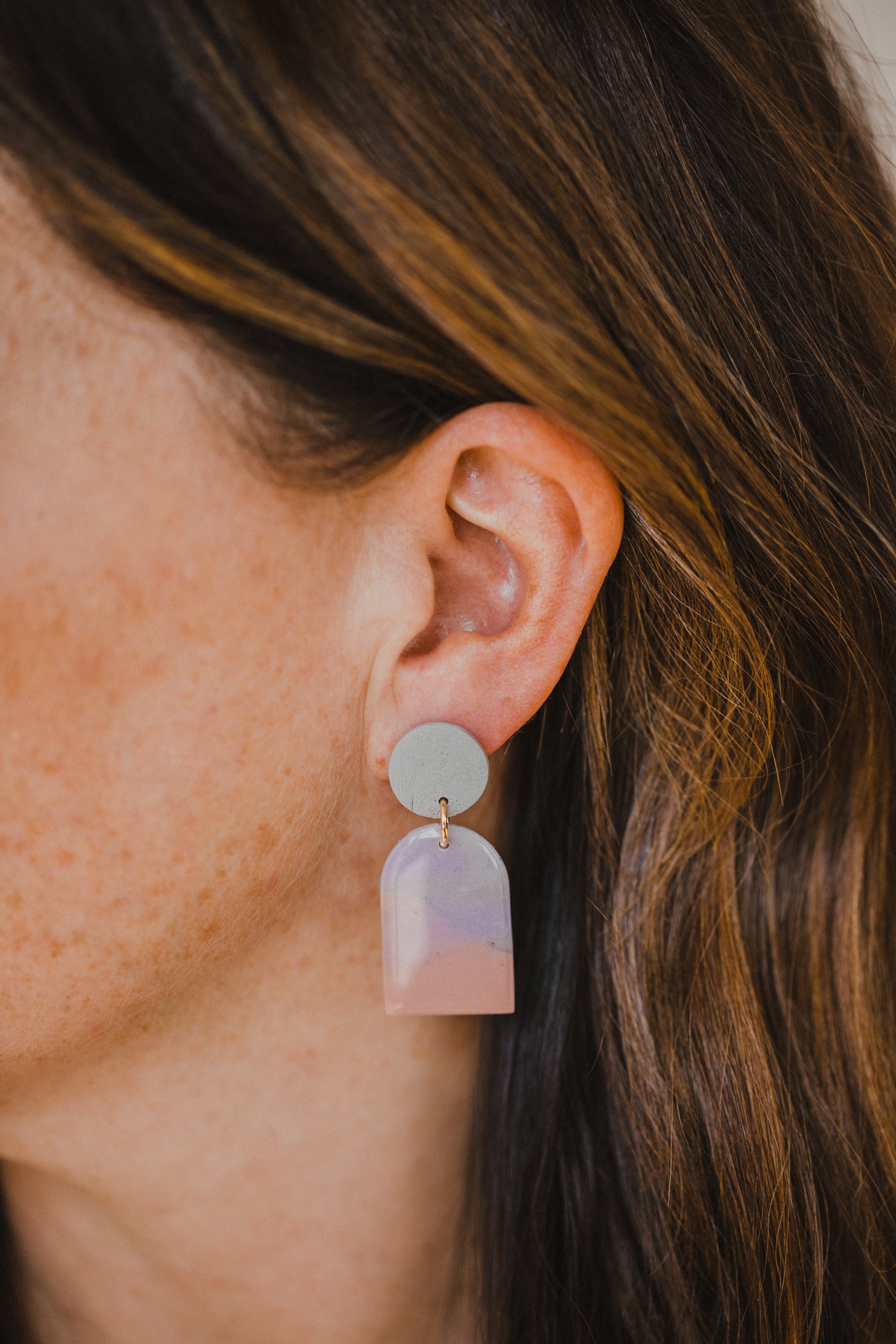 GAIA - runde bunte Ohrringe aus Polymer Ton in Bogen Form