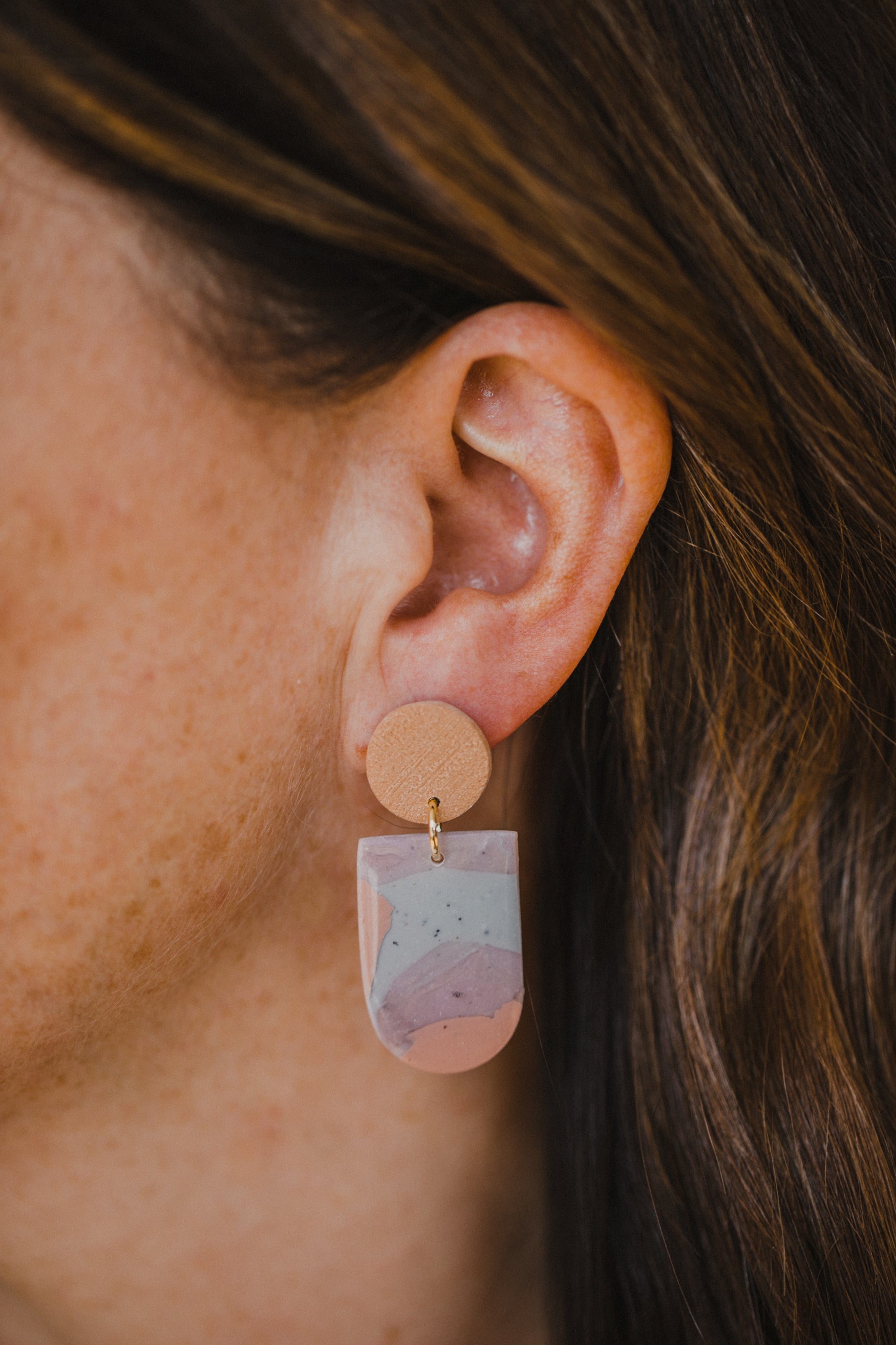 GAIA - runde bunte Ohrringe aus Polymer Ton in Bogen Form