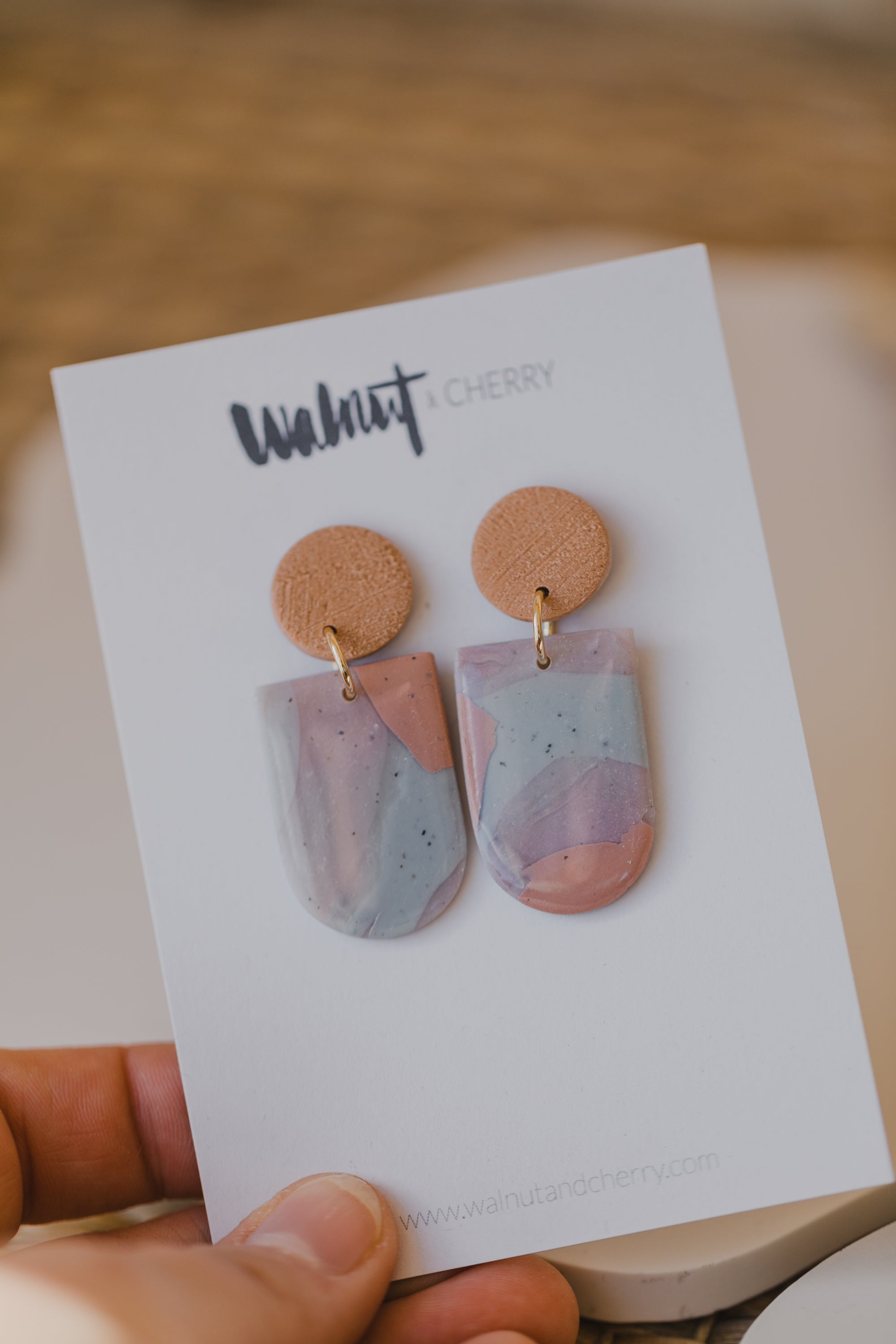 GAIA - runde bunte Ohrringe aus Polymer Ton in Bogen Form