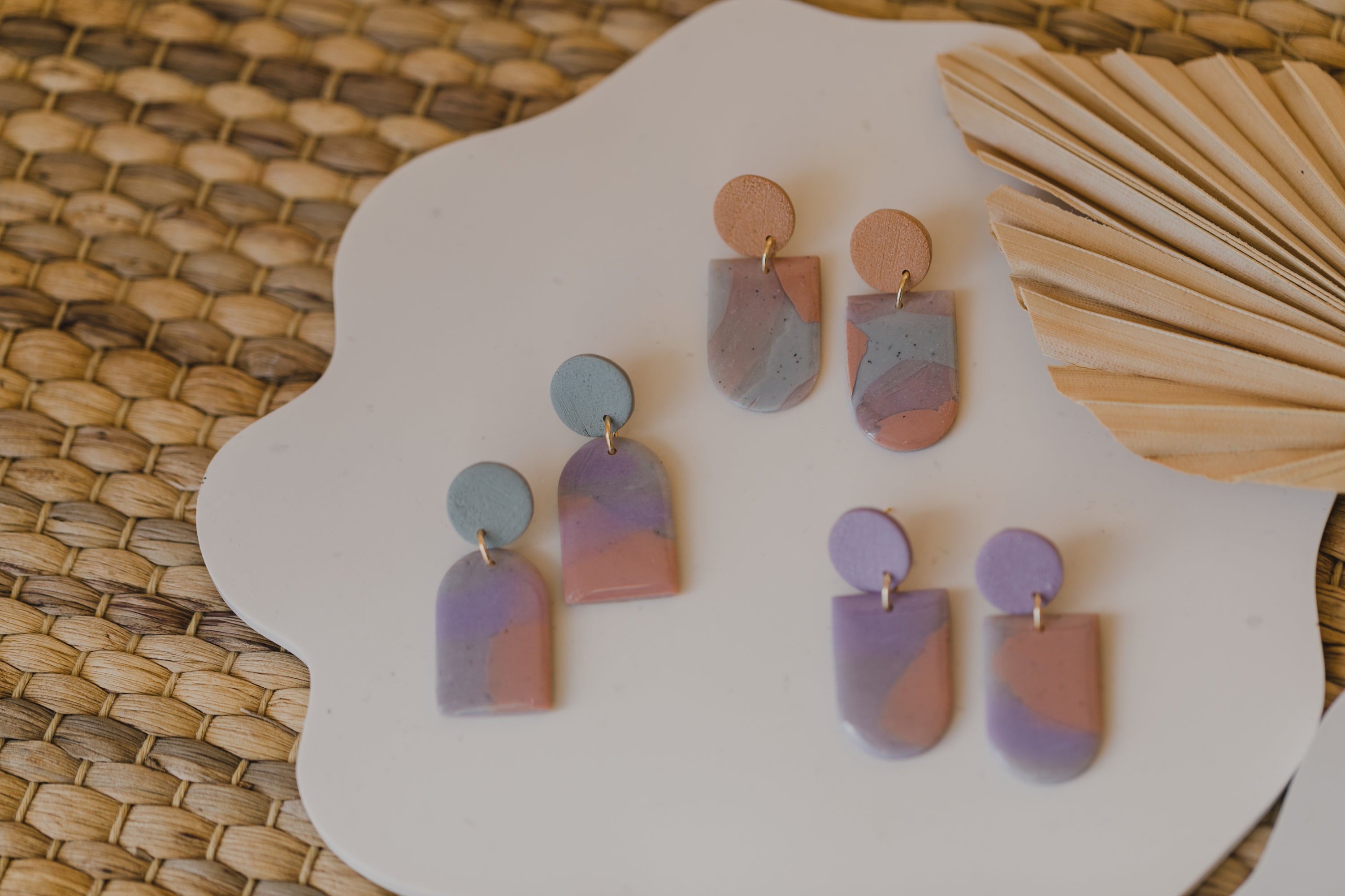 GAIA - runde bunte Ohrringe aus Polymer Ton in Bogen Form