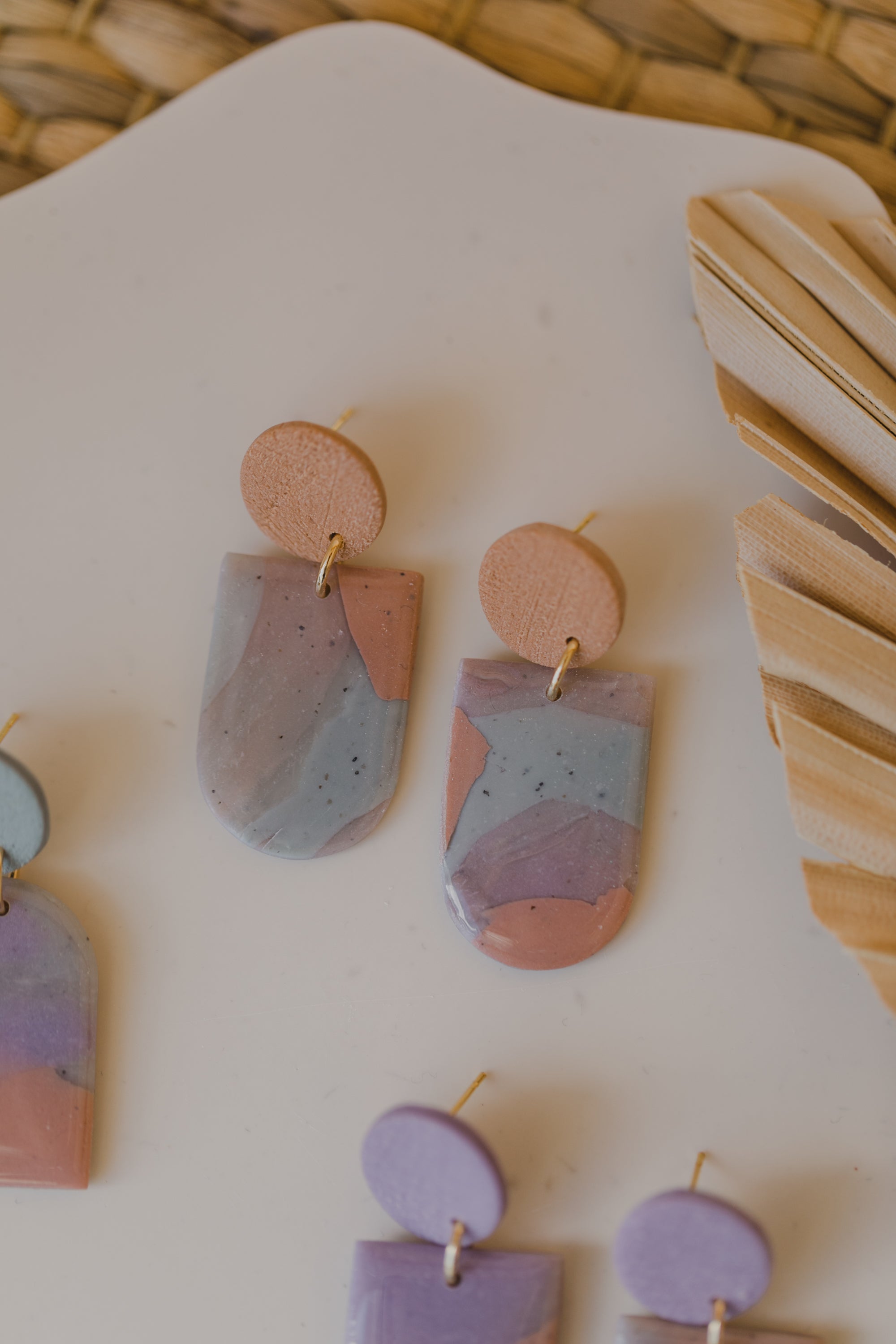 GAIA - runde bunte Ohrringe aus Polymer Ton in Bogen Form