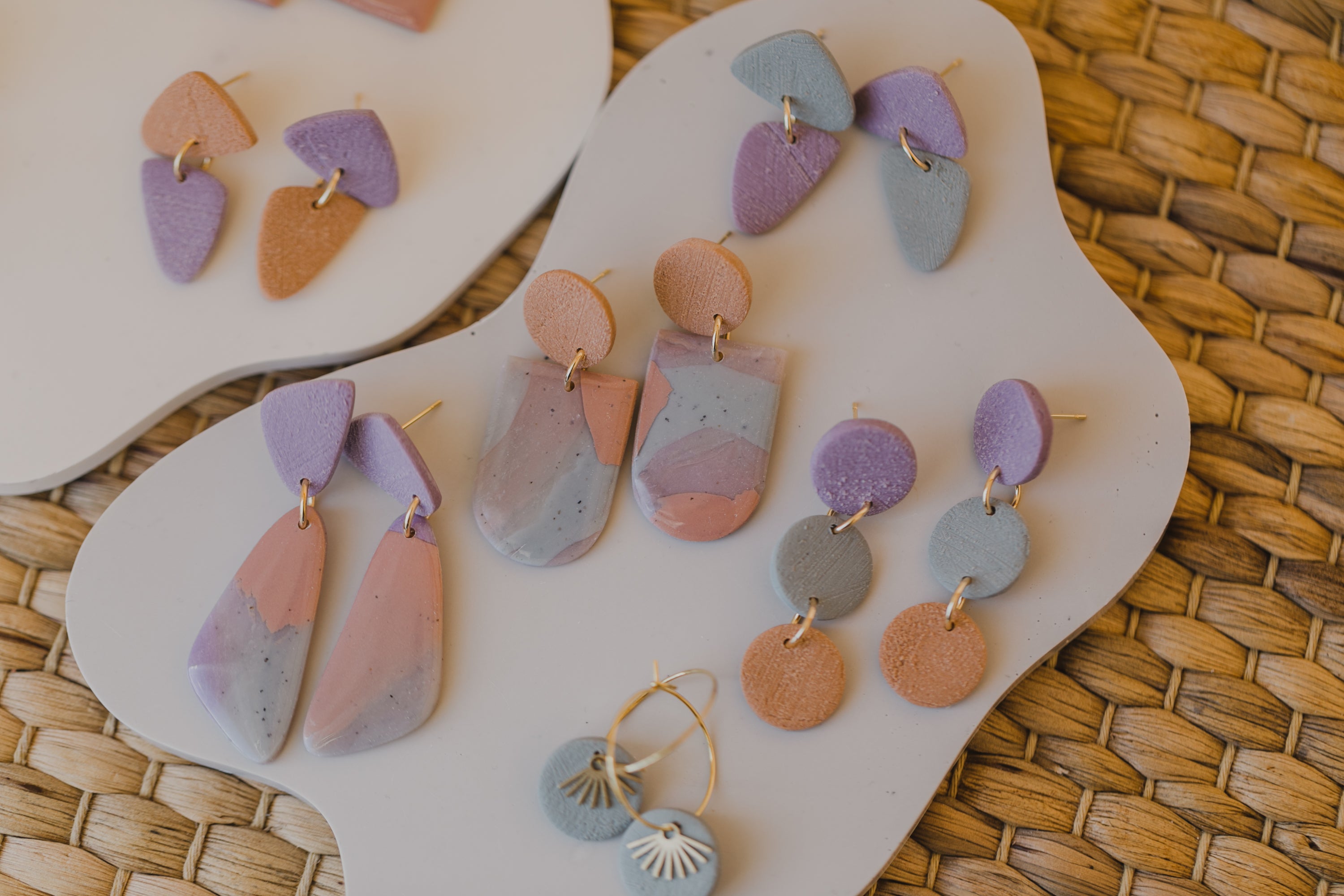 GAIA - runde bunte Ohrringe aus Polymer Ton in Bogen Form