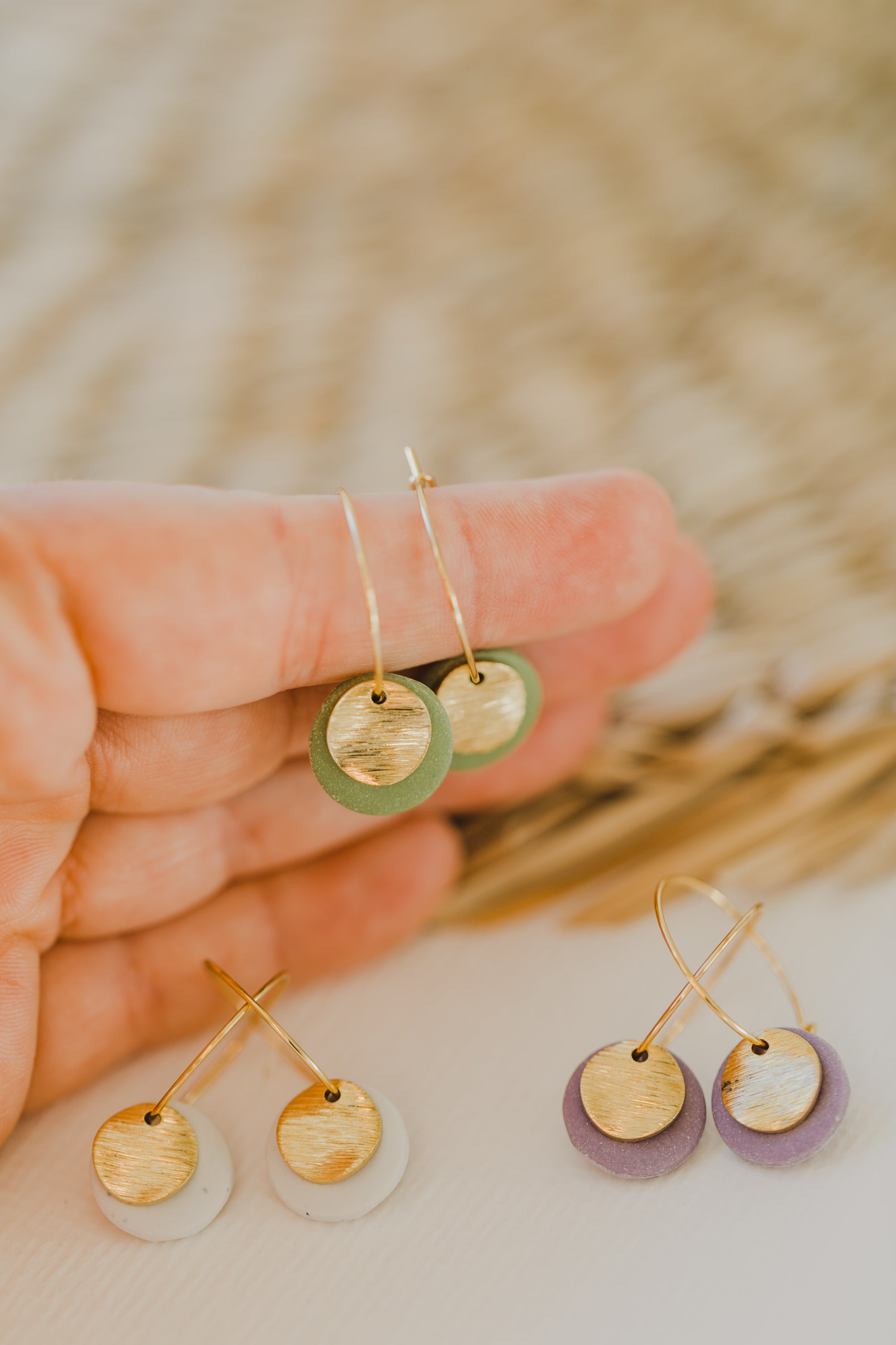 Creolen mit kleinem Plättchen in Frühlingsfarben