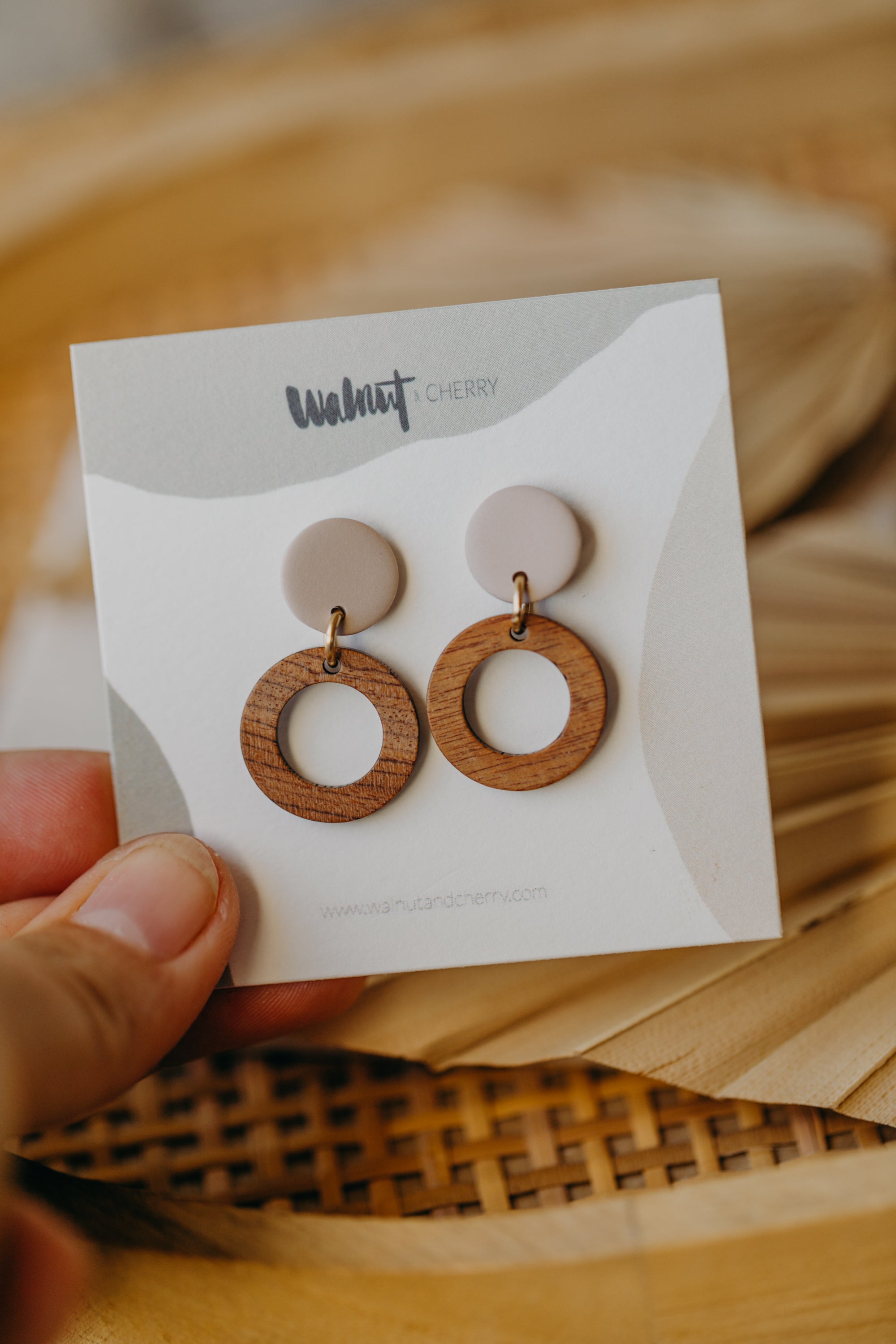 BECCA - runde Polymer Ton Ohrringe in Beige mit Holzanhänger kleiner Kreis