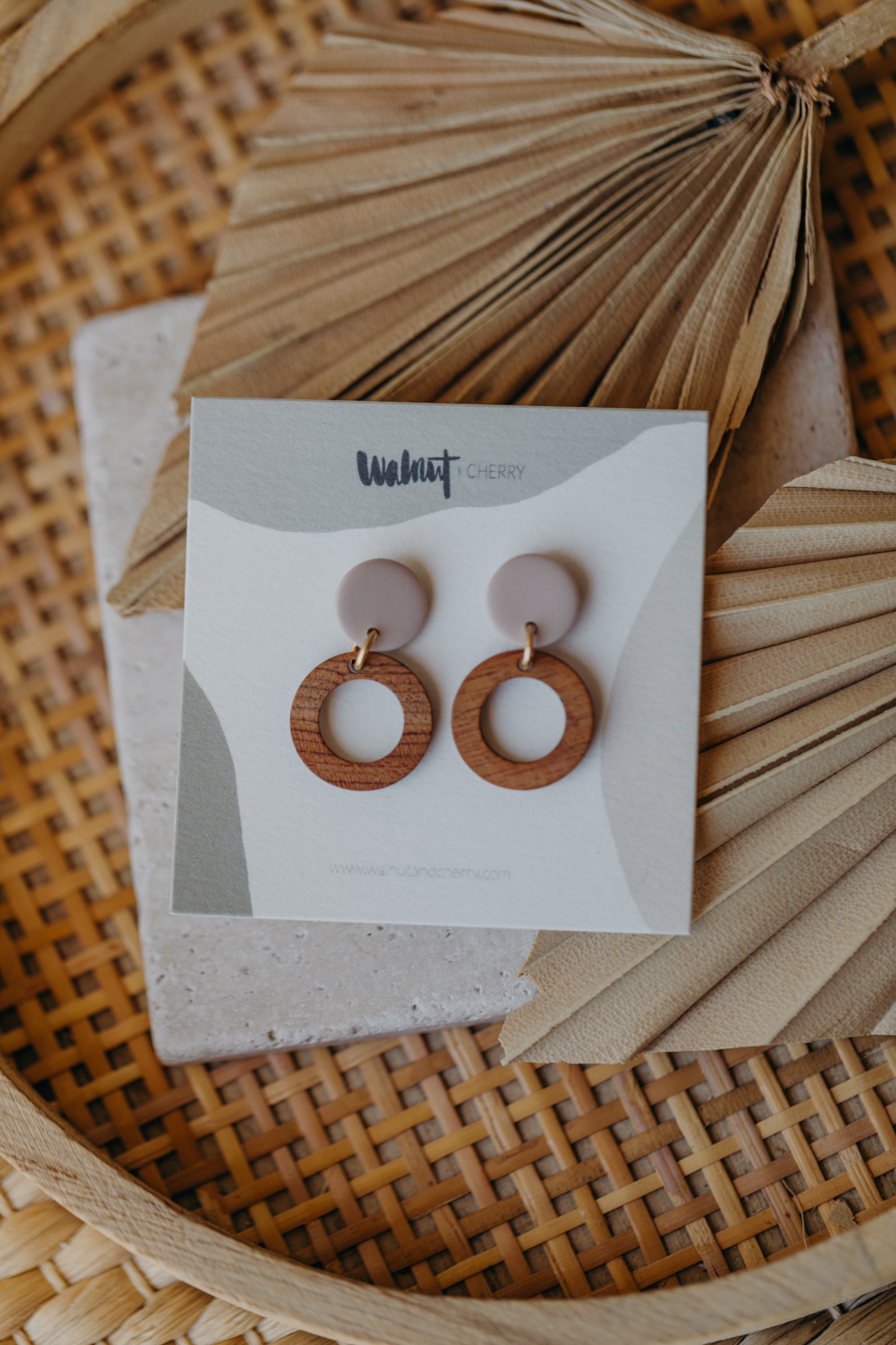 BECCA - runde Polymer Ton Ohrringe in Beige mit Holzanhänger kleiner Kreis