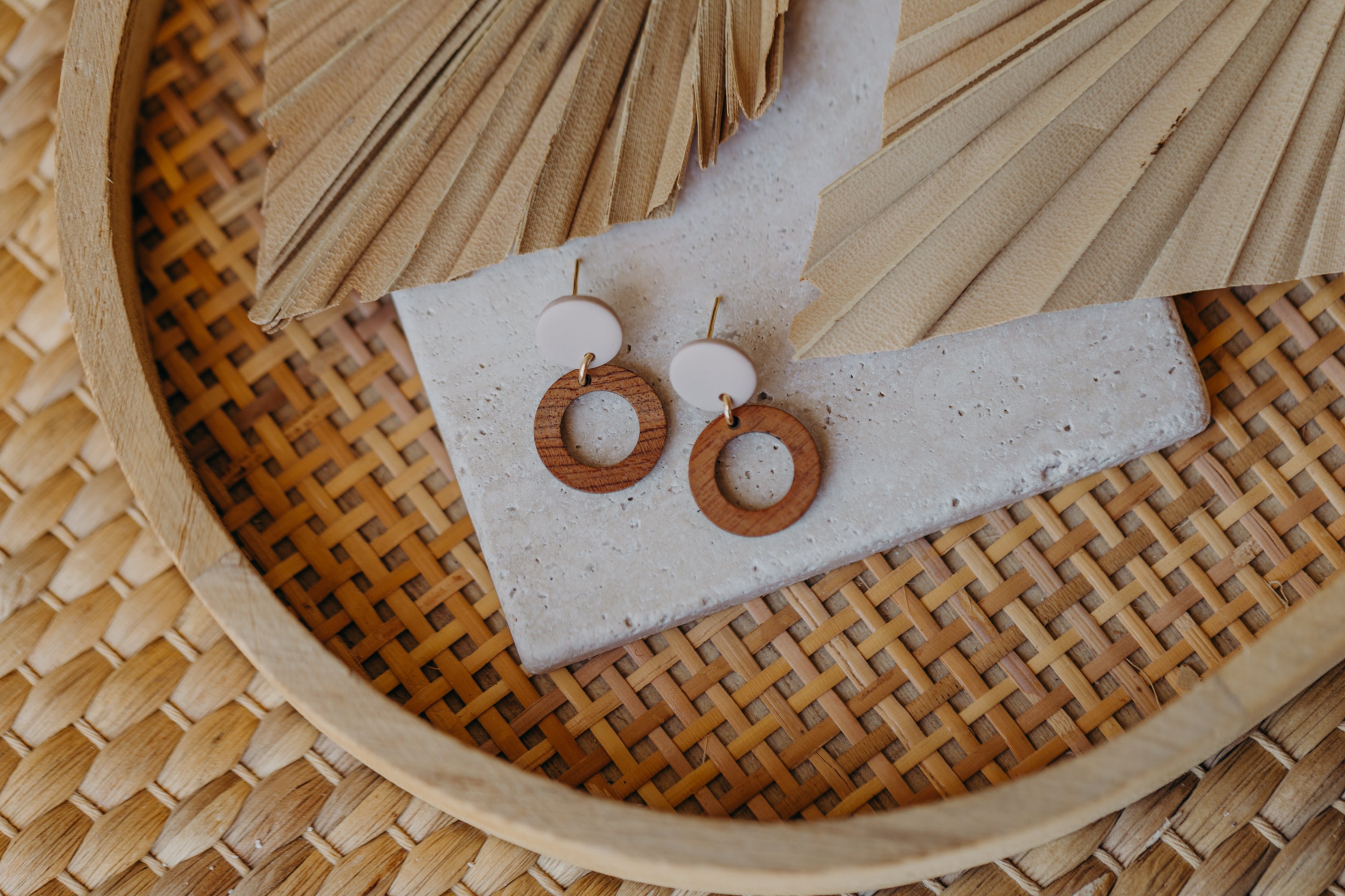 BECCA - runde Polymer Ton Ohrringe in Beige mit Holzanhänger kleiner Kreis