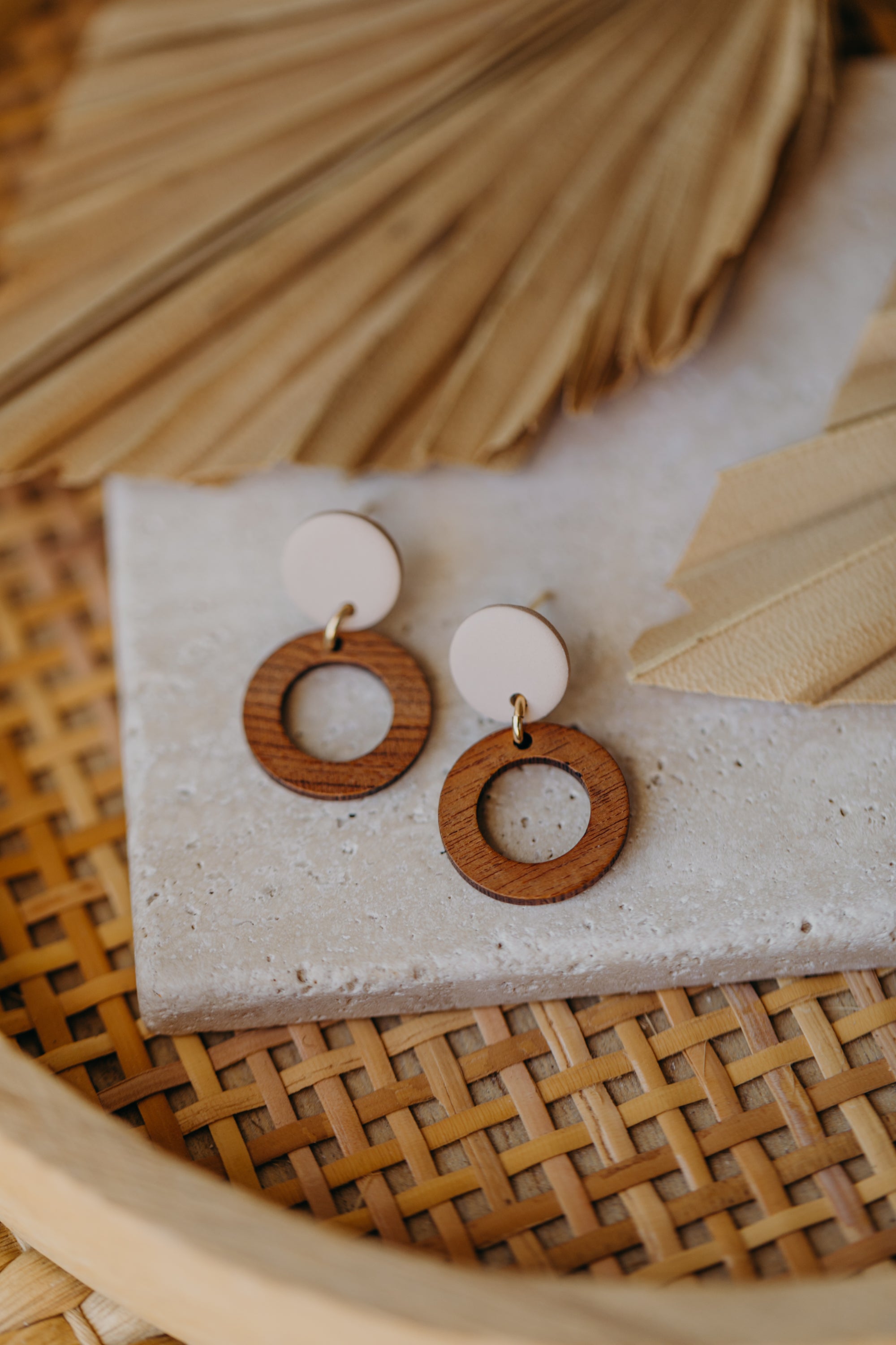 BECCA - runde Polymer Ton Ohrringe in Beige mit Holzanhänger kleiner Kreis