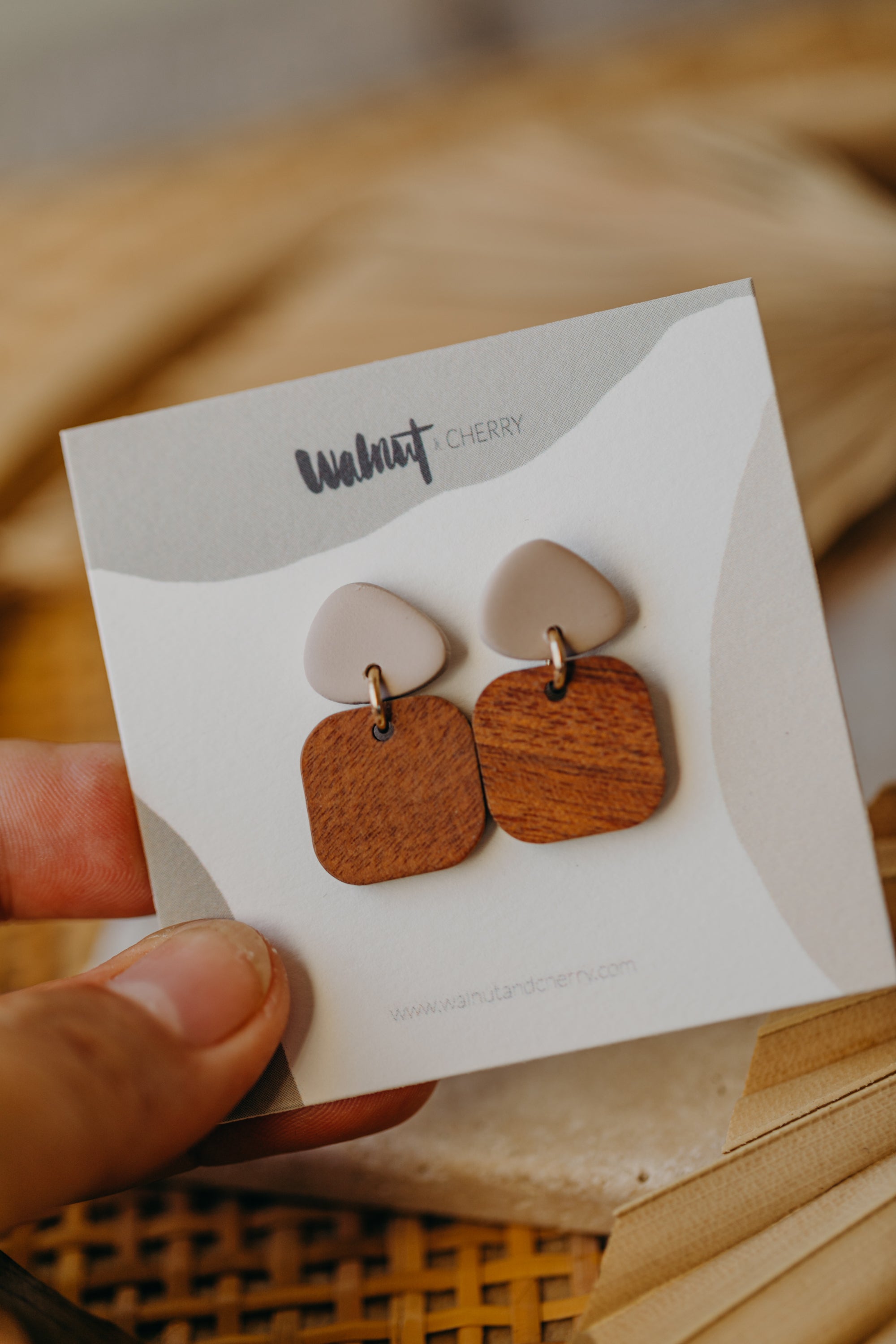 CARLA - dreieckige Polymer Ton Ohrringe in Beige mit rechteckigem Holzanhänger