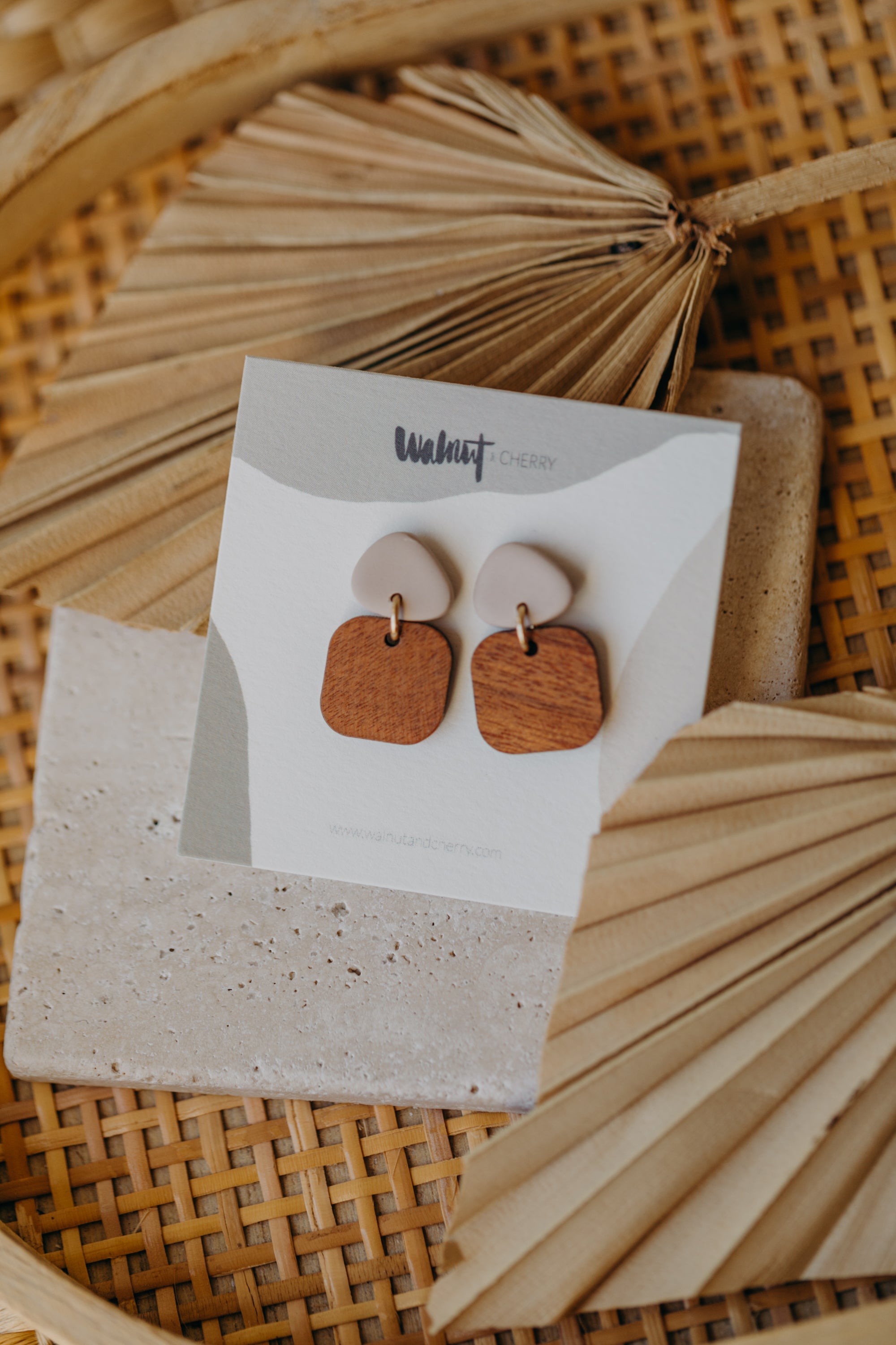 CARLA - dreieckige Polymer Ton Ohrringe in Beige mit rechteckigem Holzanhänger