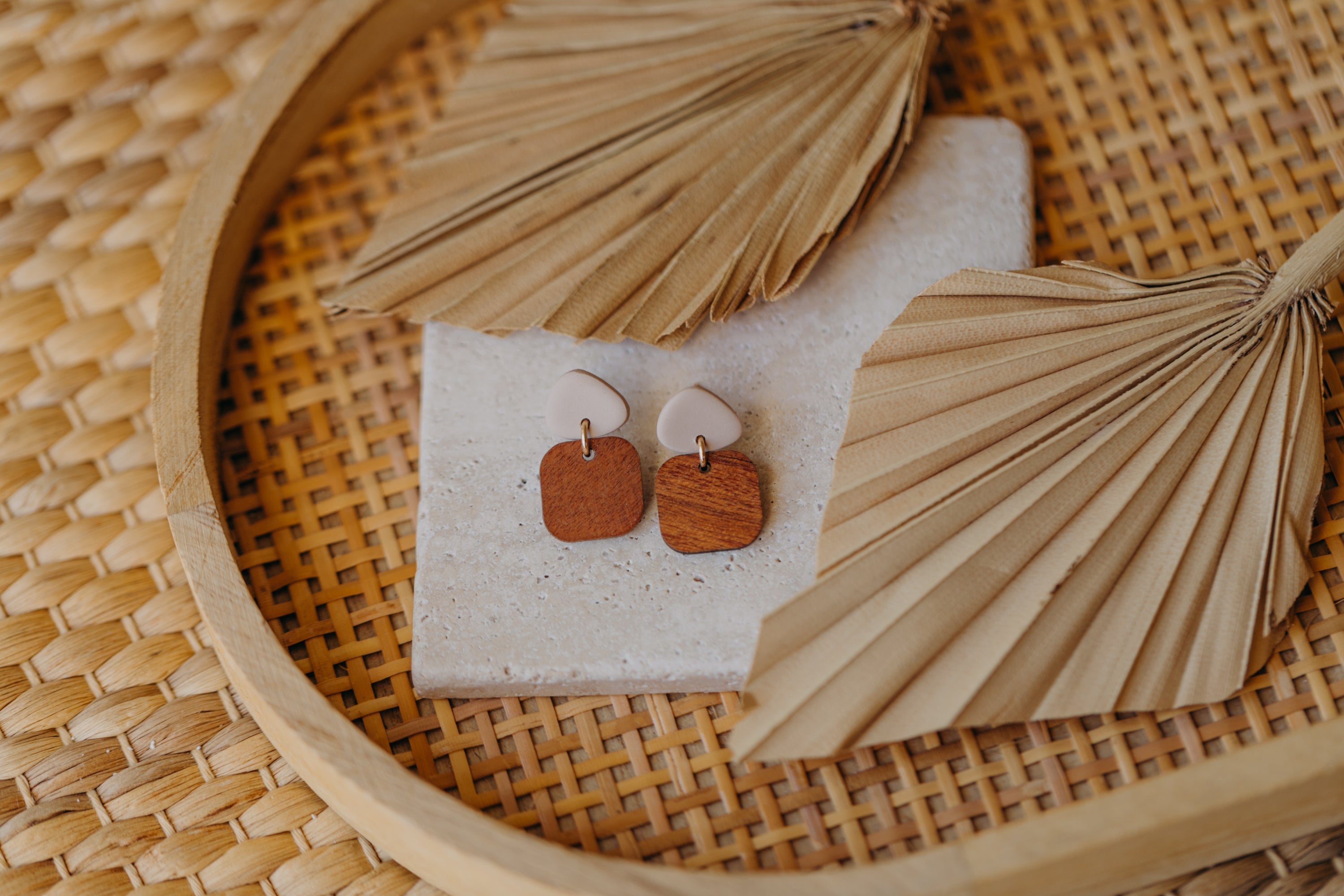 CARLA - dreieckige Polymer Ton Ohrringe in Beige mit rechteckigem Holzanhänger