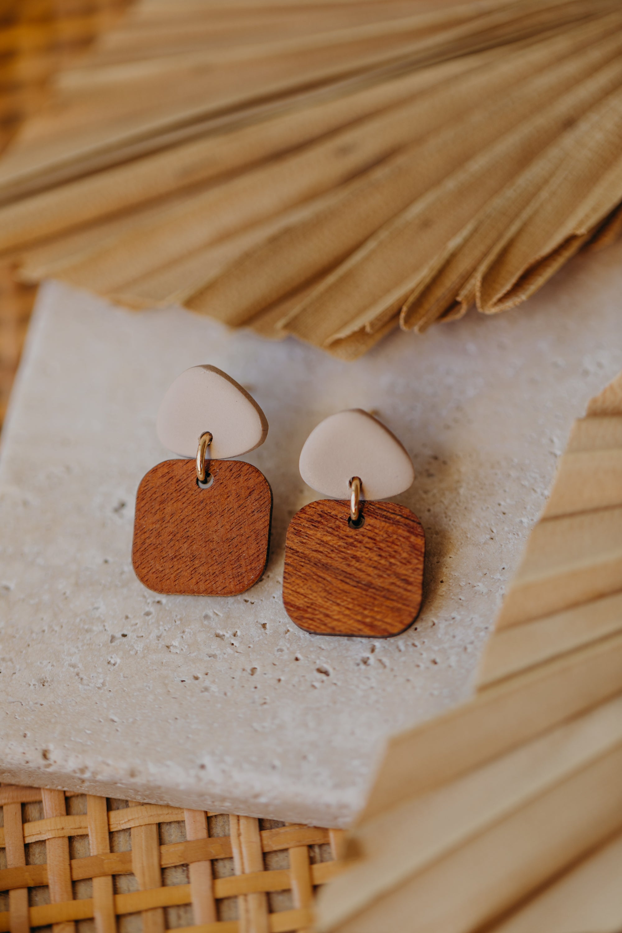 CARLA - dreieckige Polymer Ton Ohrringe in Beige mit rechteckigem Holzanhänger
