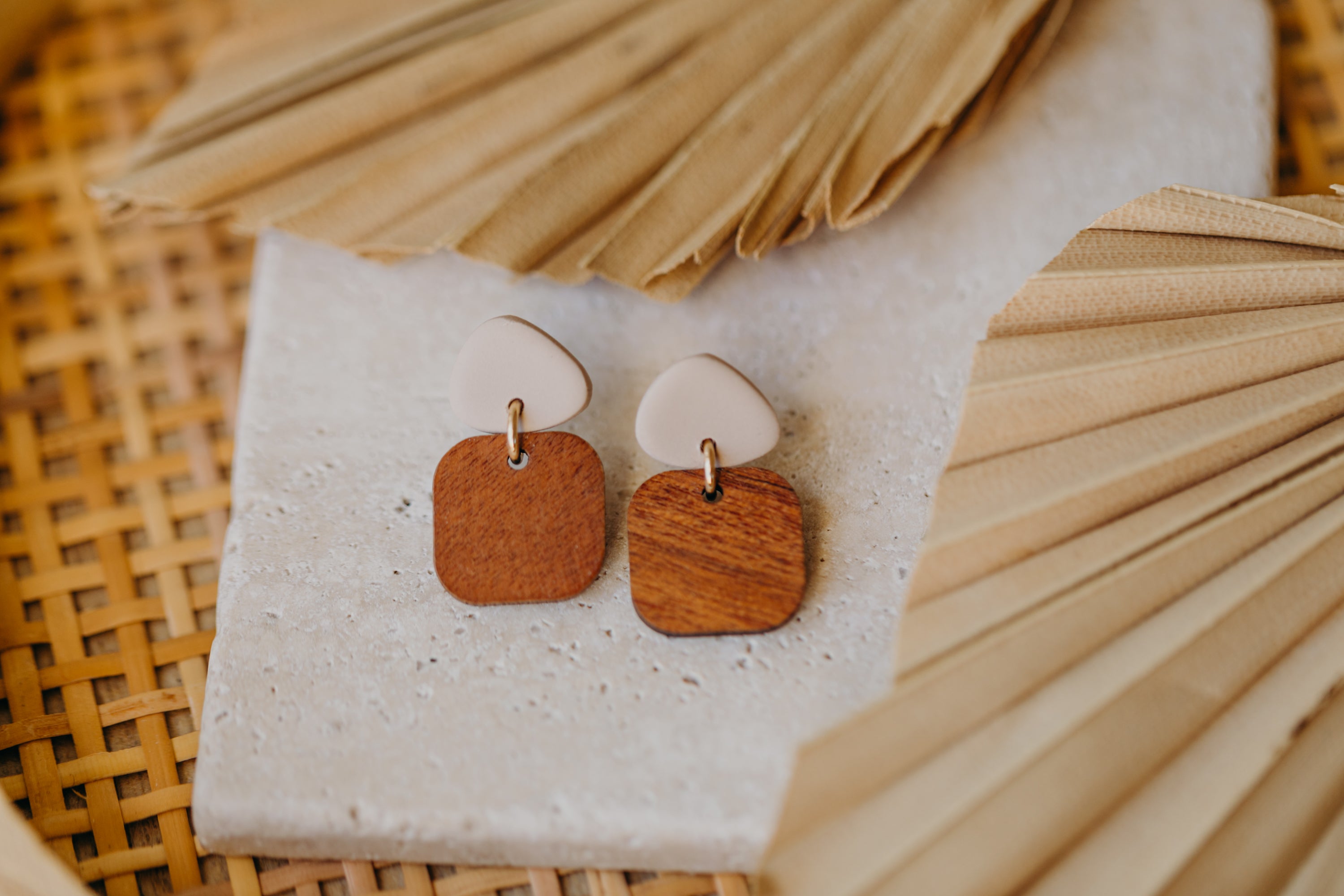 CARLA - dreieckige Polymer Ton Ohrringe in Beige mit rechteckigem Holzanhänger