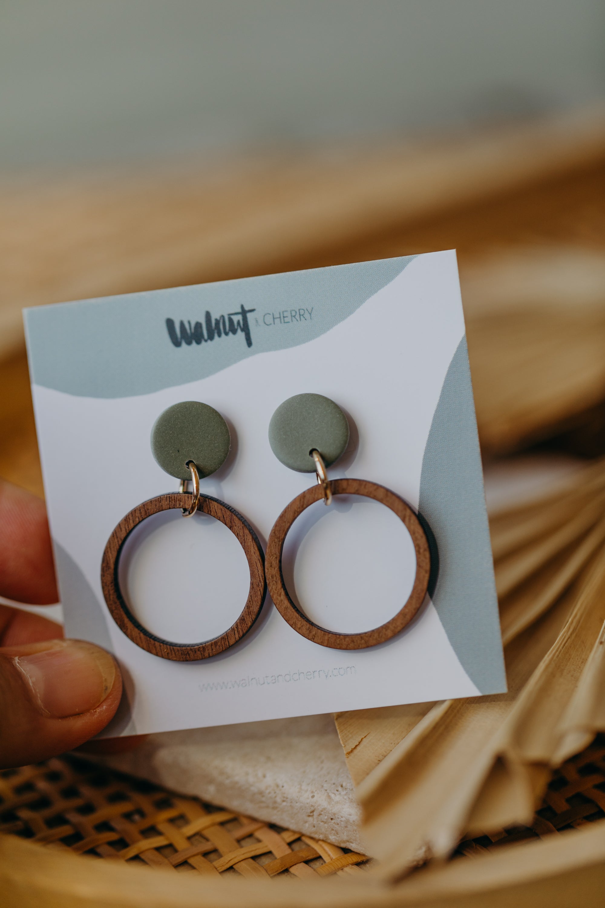 MALIA - runde Polymer Ton Ohrringe in Eukalyptus Grün mit Holzanhänger Kreis