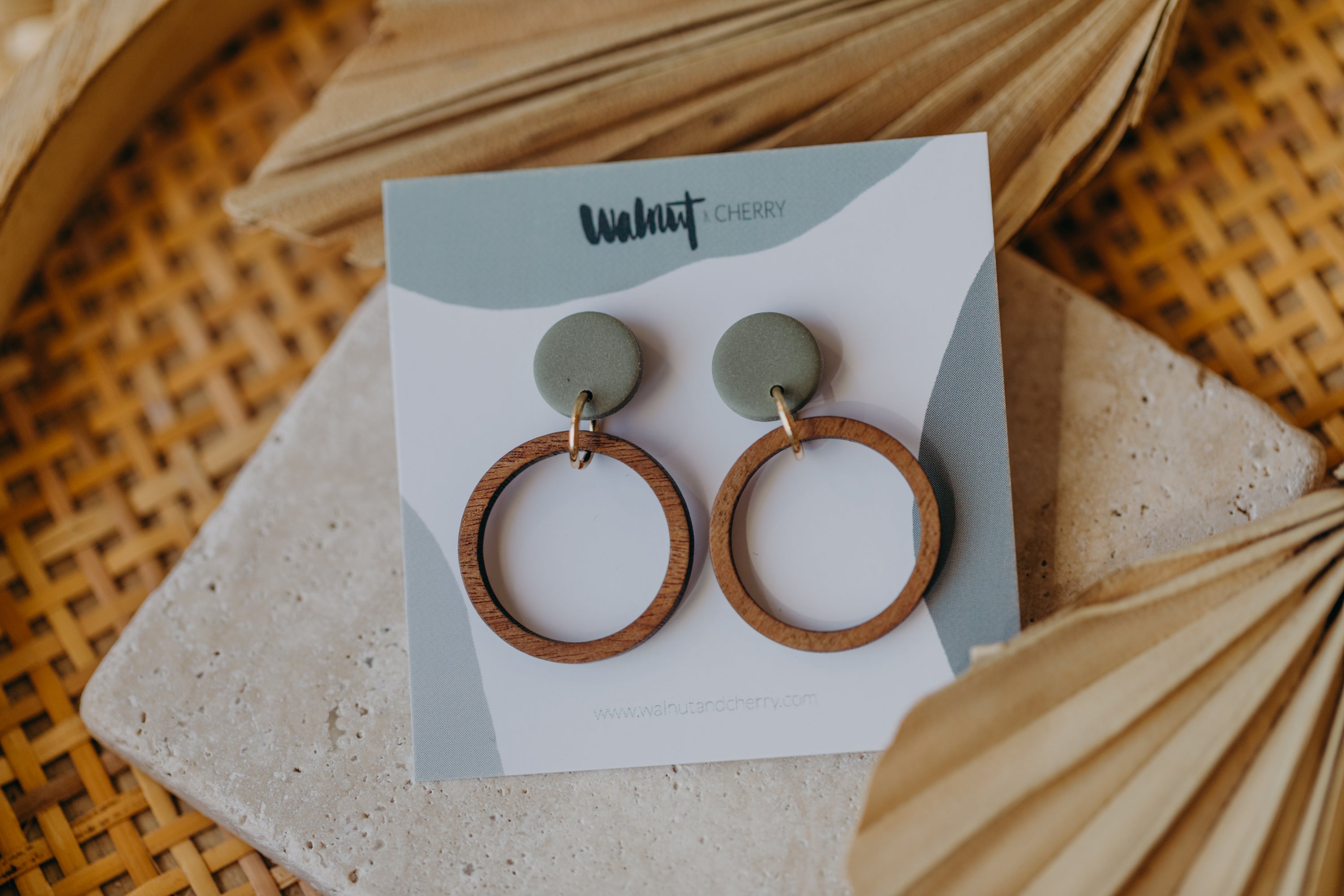 MALIA - runde Polymer Ton Ohrringe in Eukalyptus Grün mit Holzanhänger Kreis