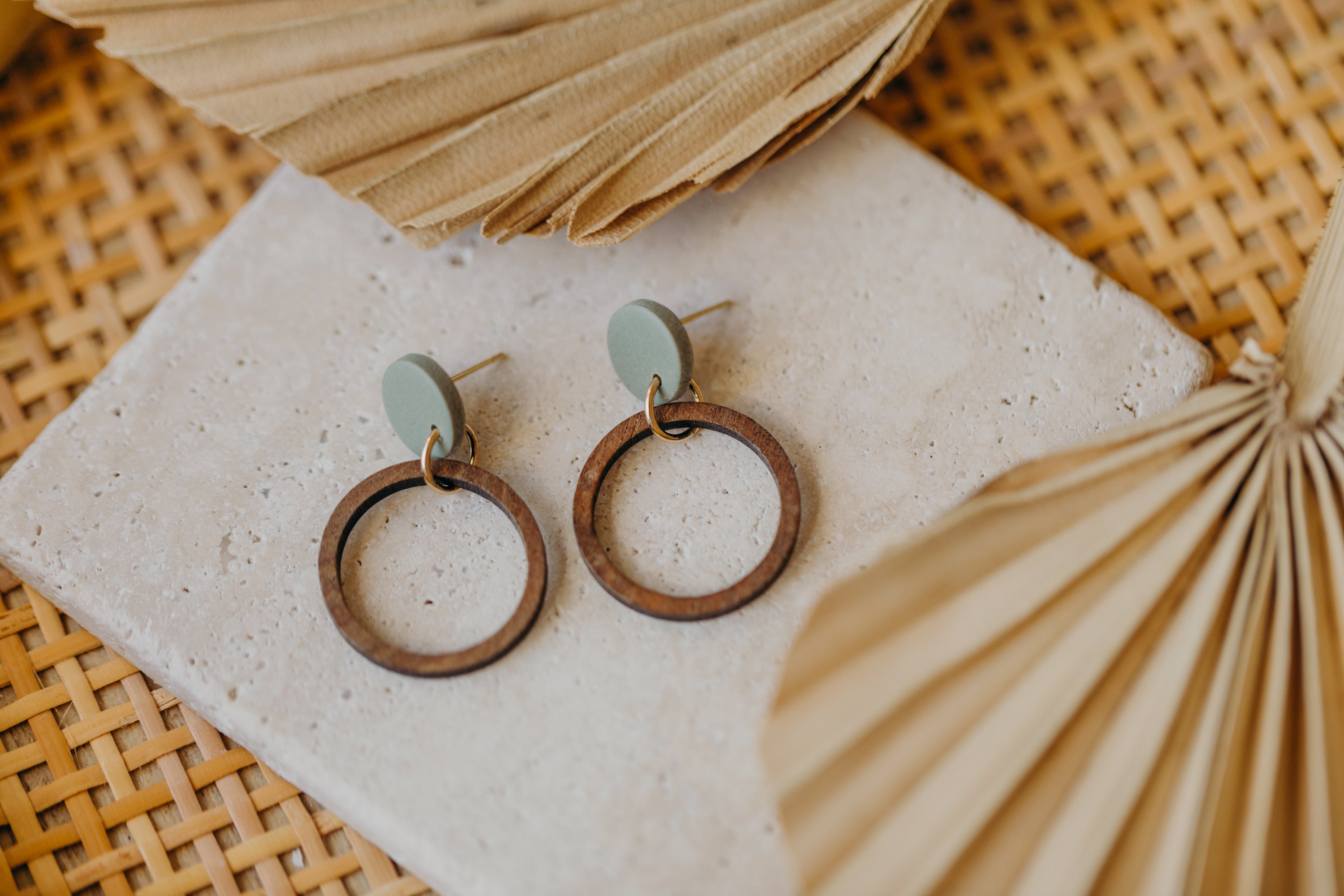 MALIA - runde Polymer Ton Ohrringe in Eukalyptus Grün mit Holzanhänger Kreis