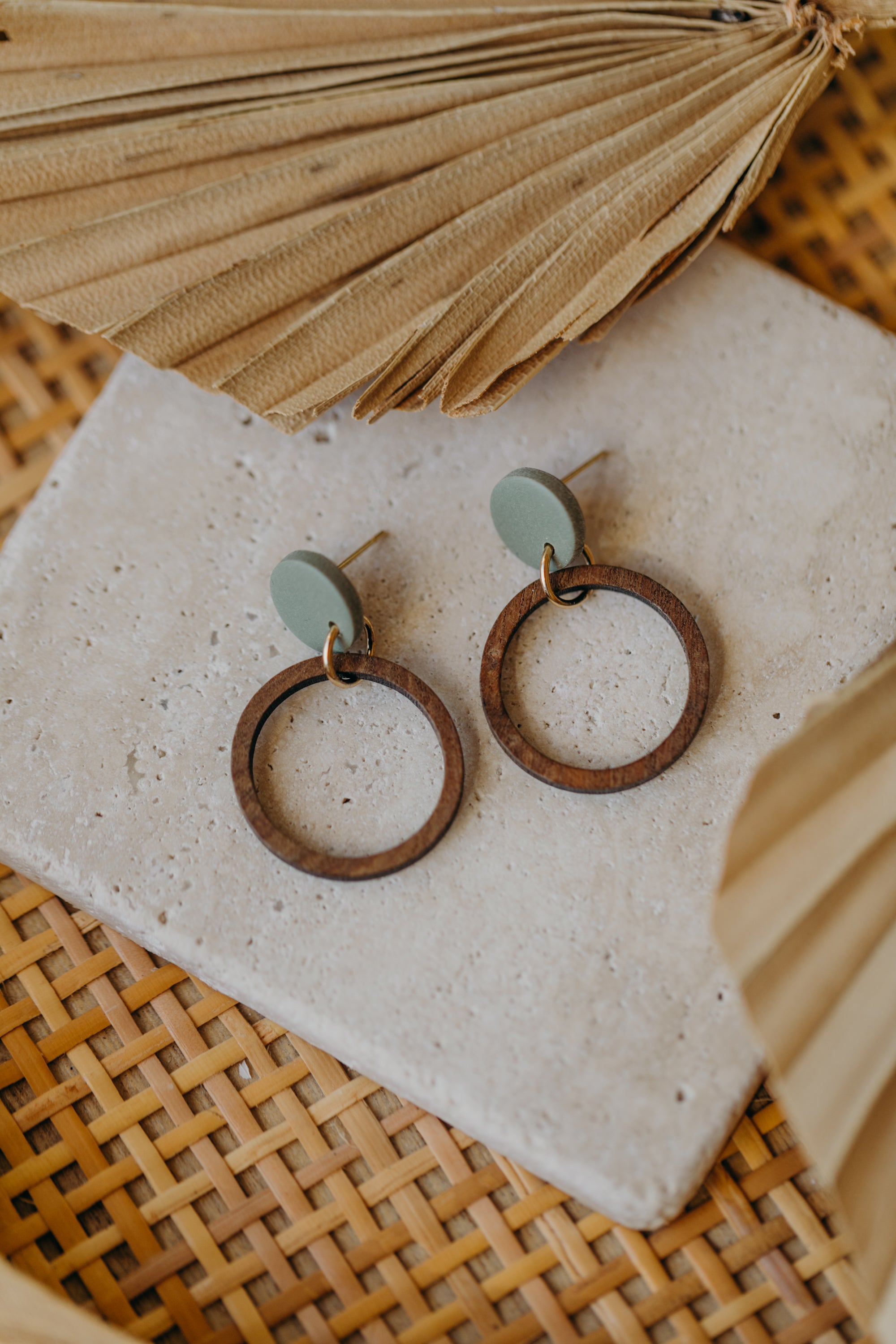 MALIA - runde Polymer Ton Ohrringe in Eukalyptus Grün mit Holzanhänger Kreis