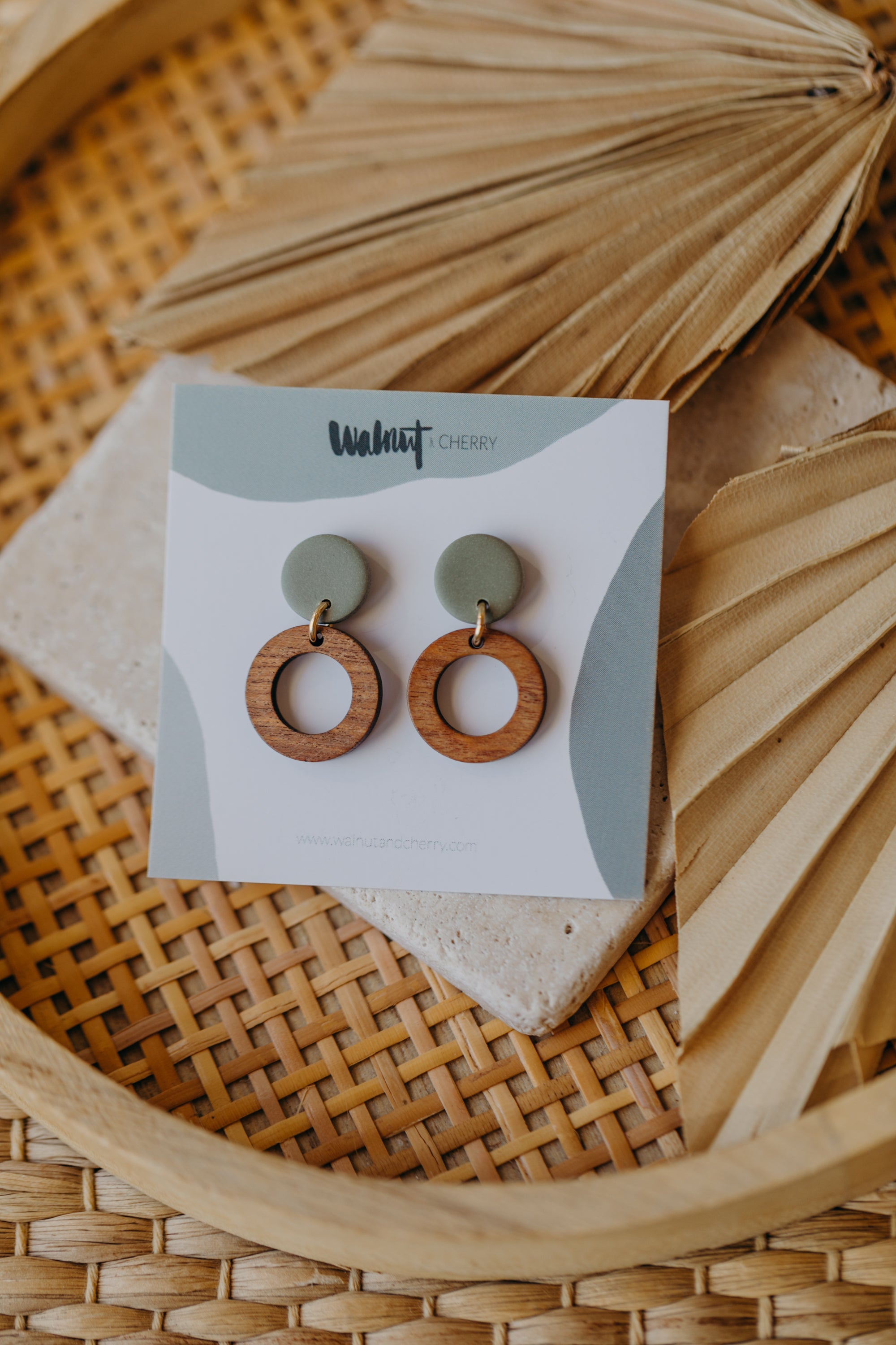 BECCA - runde Polymer Ton Ohrringe in Eukalyptus Grün mit Holzanhänger kleiner Kreis