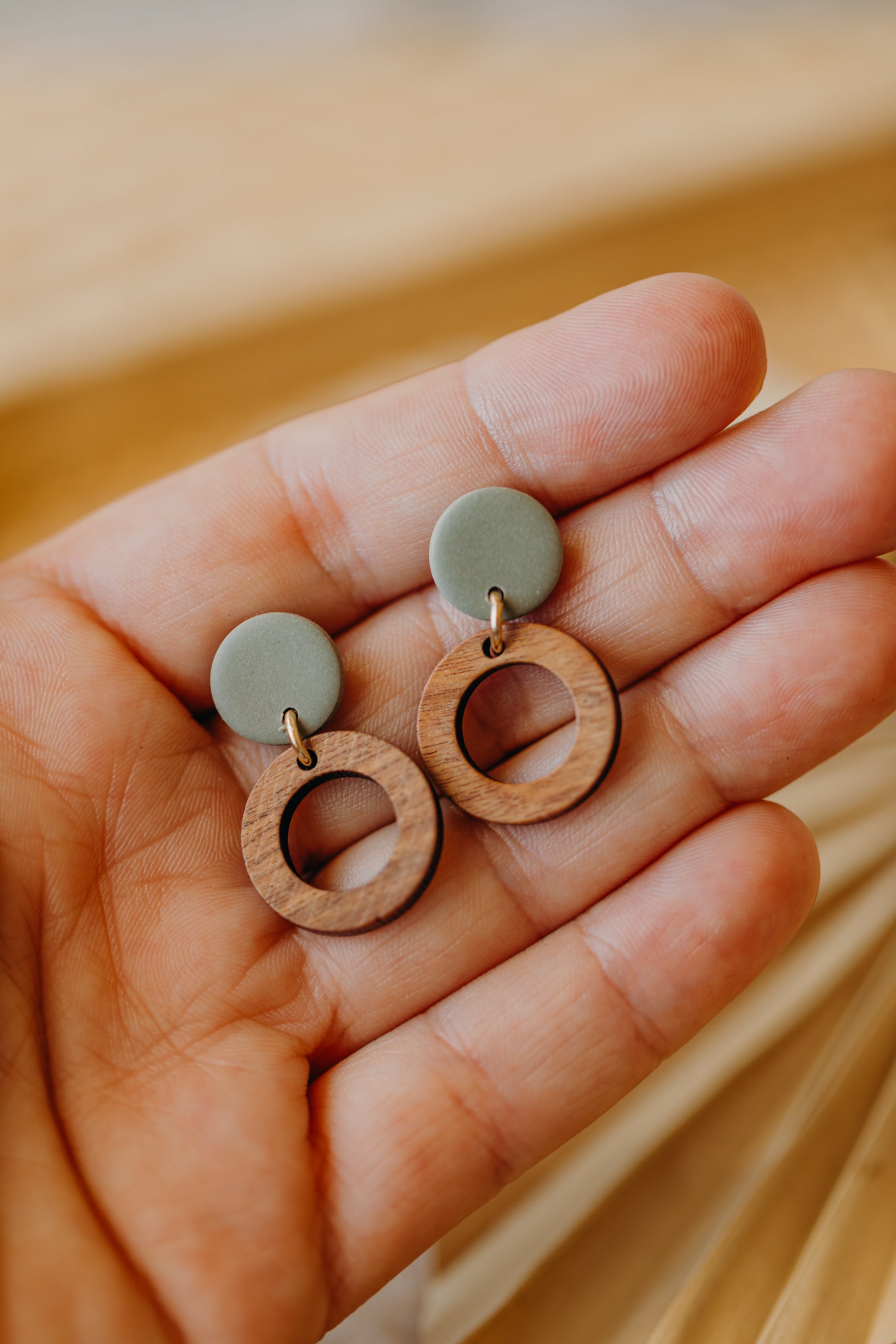 BECCA - runde Polymer Ton Ohrringe in Eukalyptus Grün mit Holzanhänger kleiner Kreis