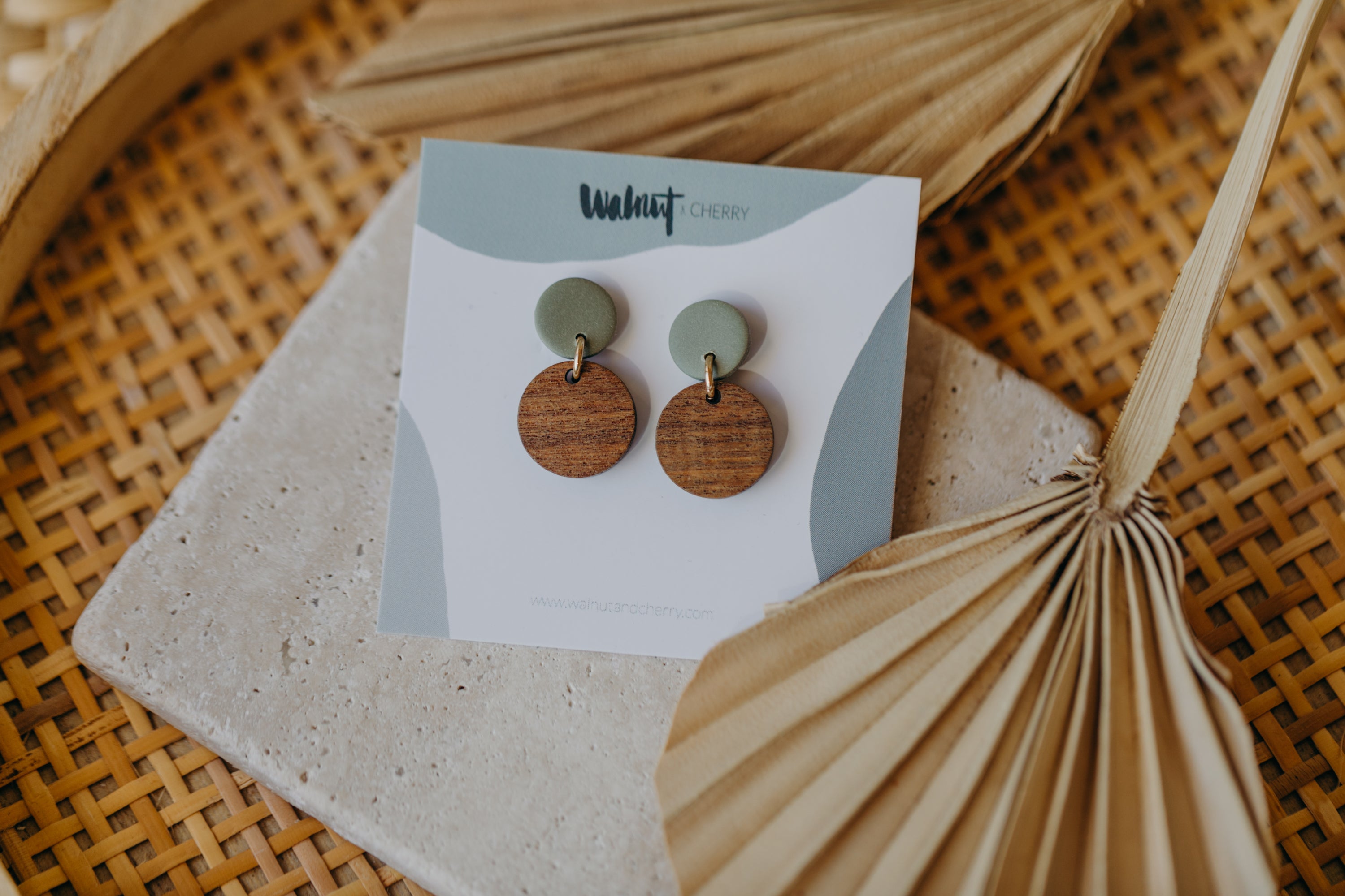 YUMI - runde eukalyptus grüne Polymer Ton Ohrringe mit rundem Holzanhänger