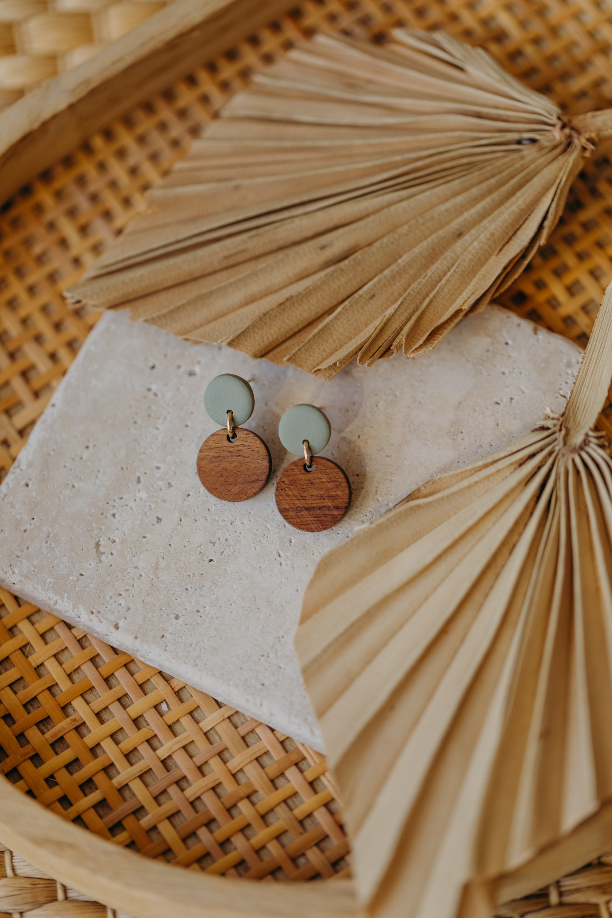 YUMI - runde eukalyptus grüne Polymer Ton Ohrringe mit rundem Holzanhänger