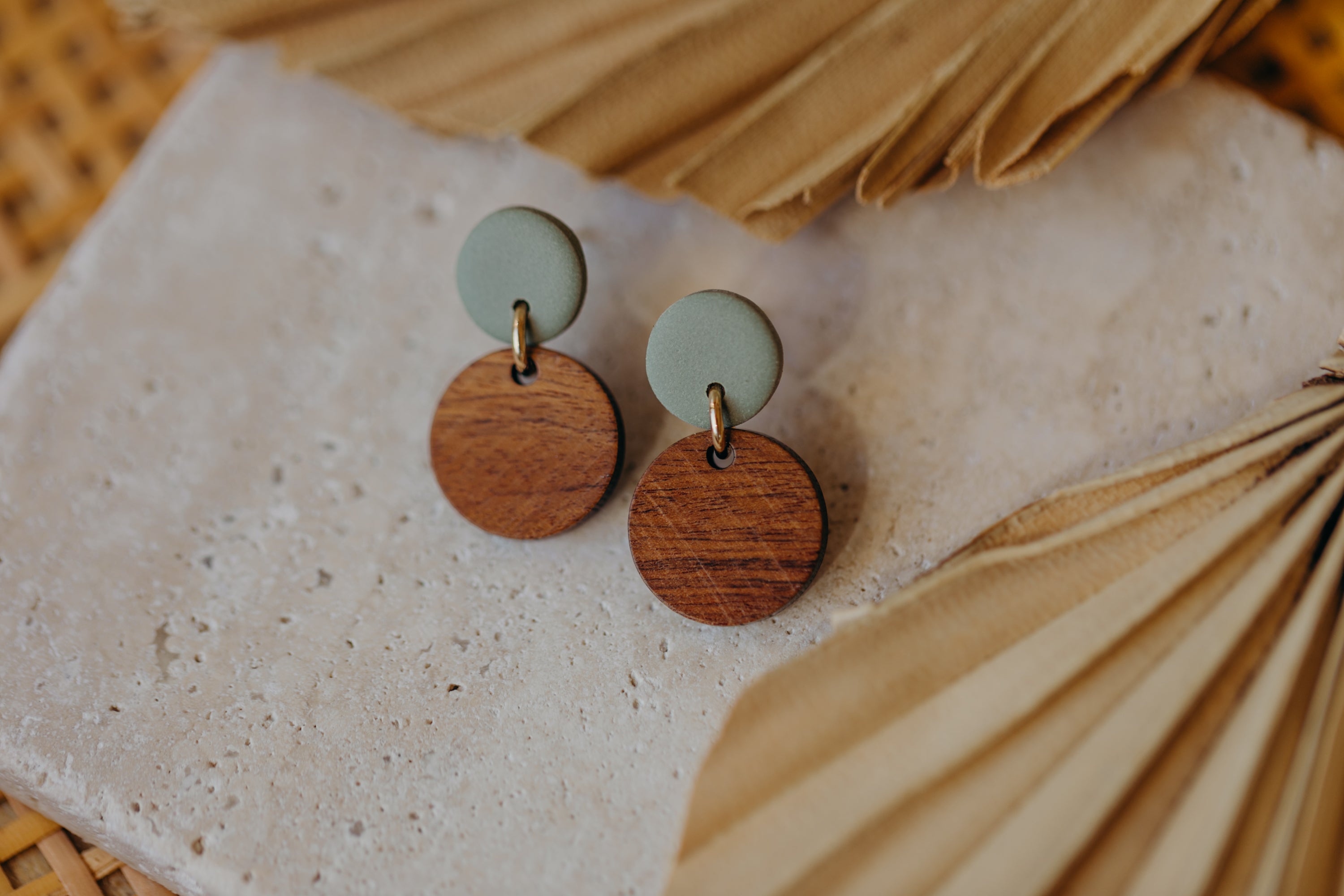 YUMI - runde eukalyptus grüne Polymer Ton Ohrringe mit rundem Holzanhänger
