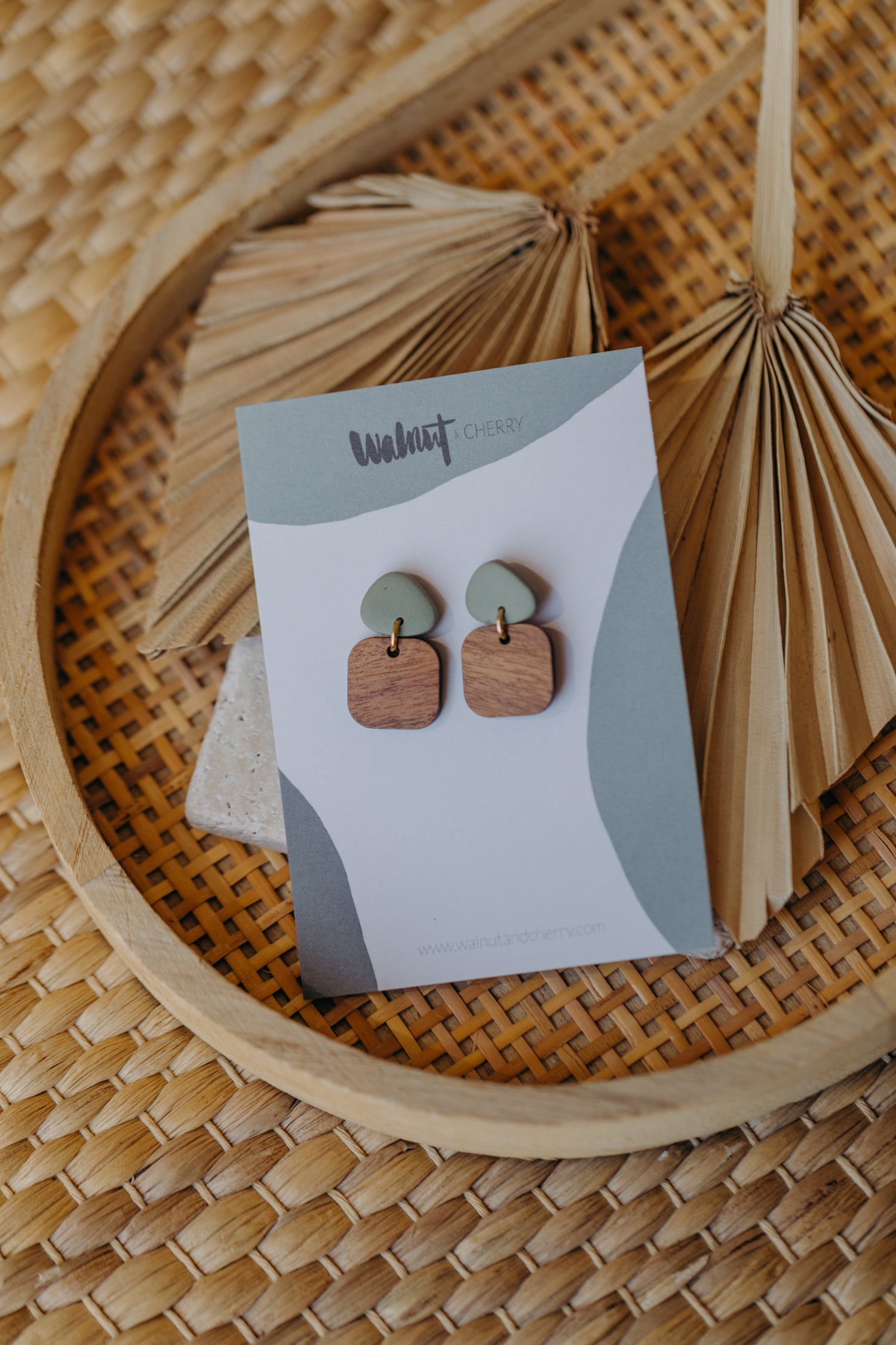 CARLA - dreieckige Polymer Ton Ohrringe in Eukalyptus Grün mit rechteckigem Holzanhänger