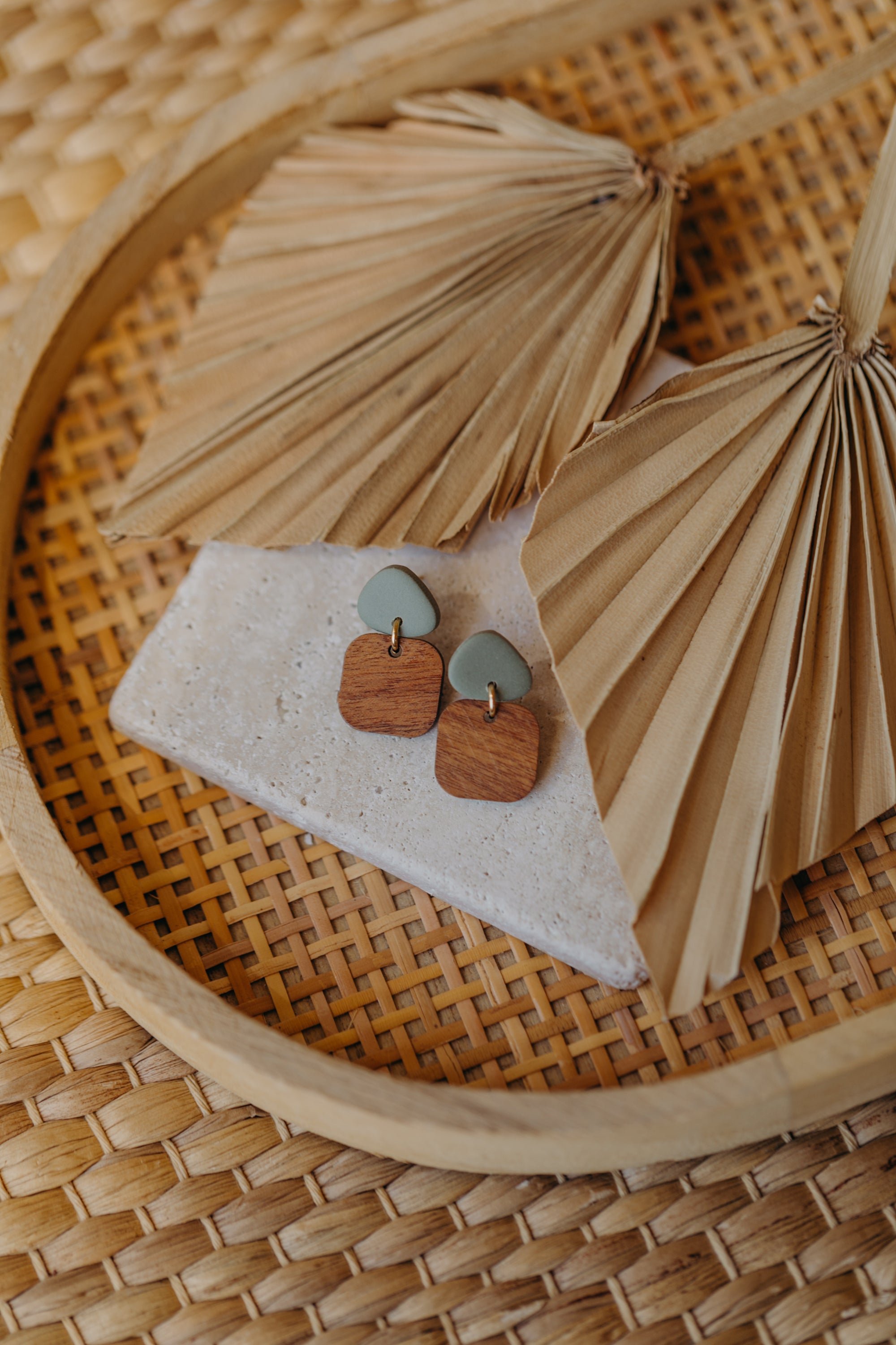 CARLA - dreieckige Polymer Ton Ohrringe in Eukalyptus Grün mit rechteckigem Holzanhänger