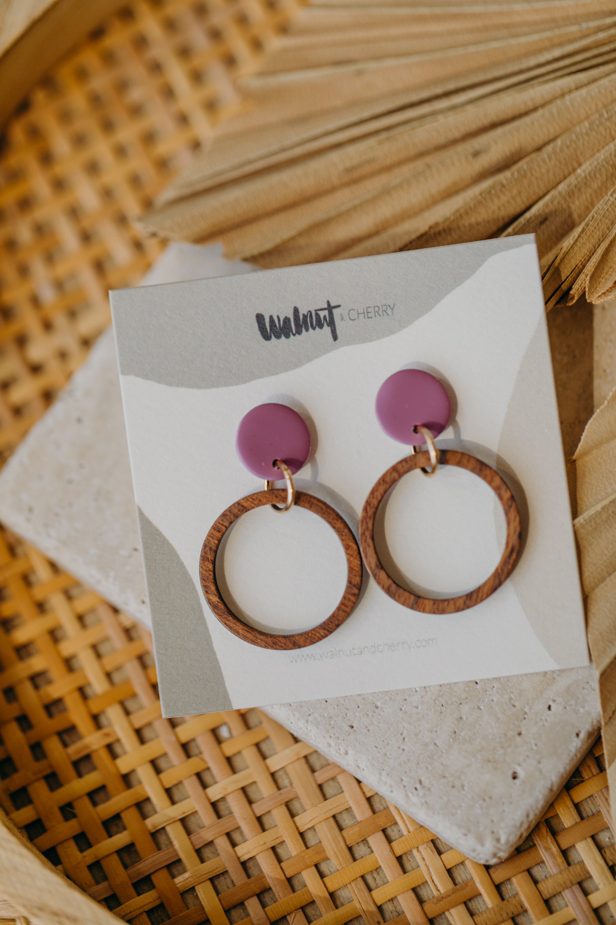 MALIA - runde Polymer Ton Ohrringe in Fuchsia mit Holzanhänger Kreis