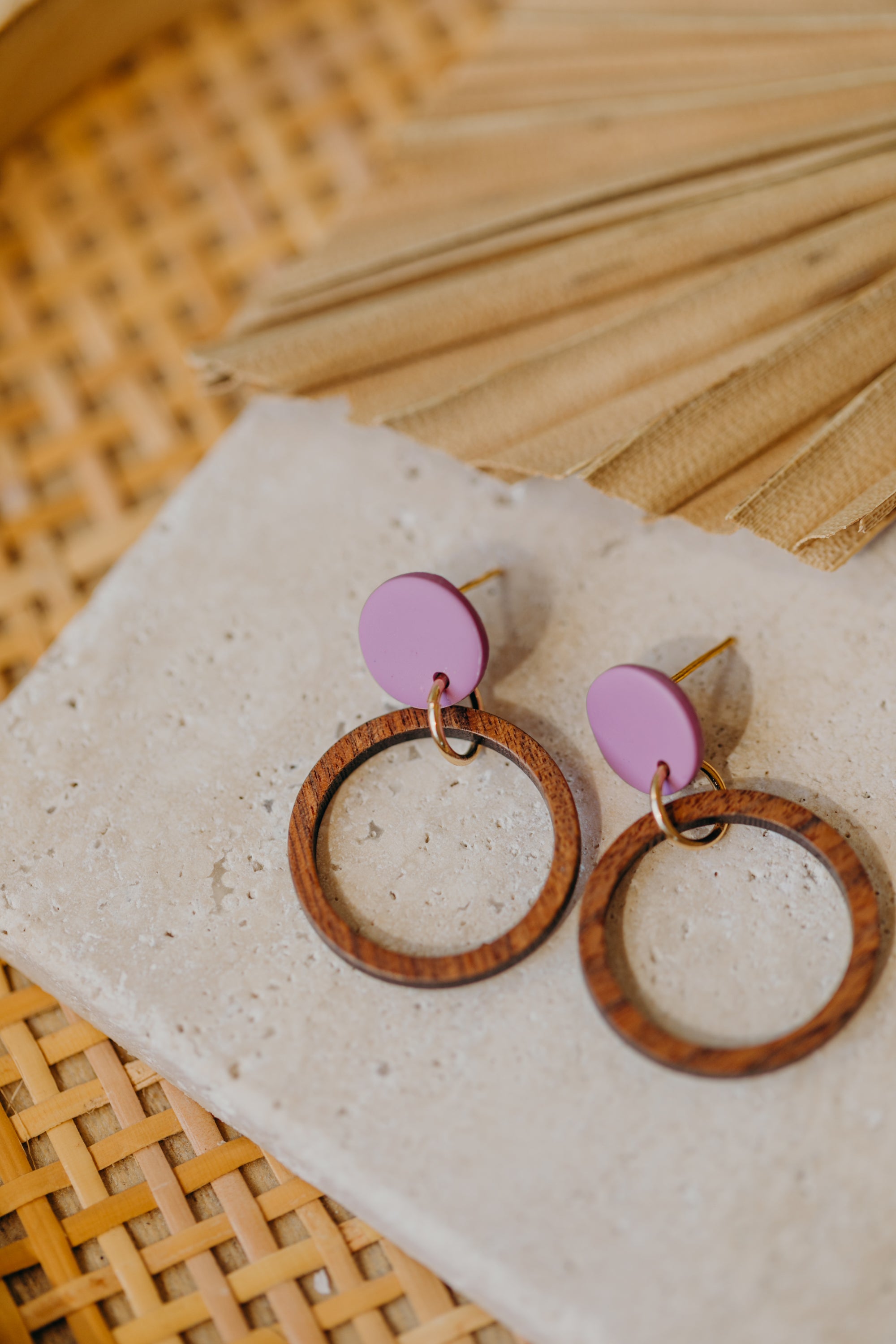 MALIA - runde Polymer Ton Ohrringe in Fuchsia mit Holzanhänger Kreis