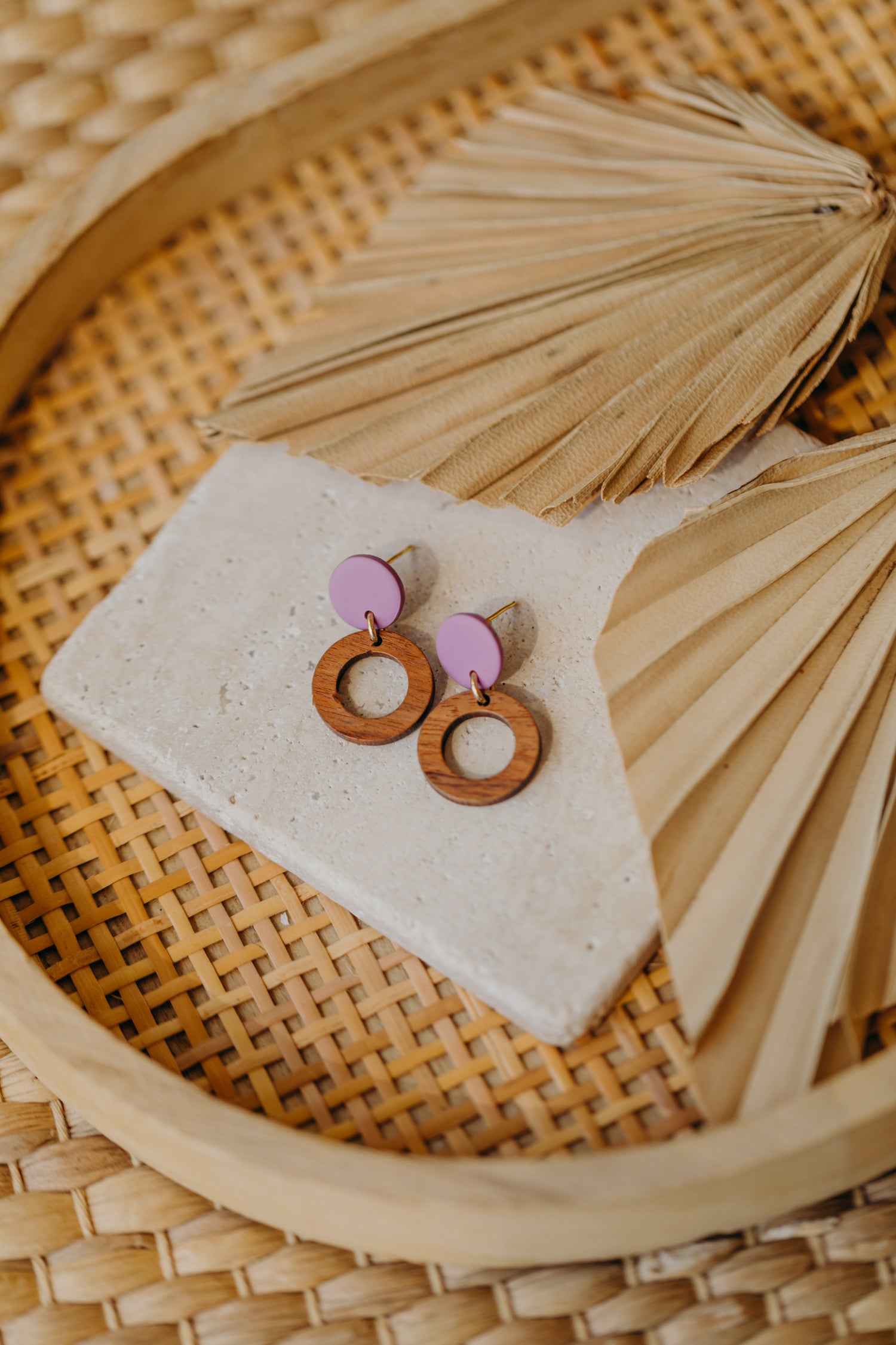 BECCA - runde Polymer Ton Ohrringe in Fuchsia mit Holzanhänger kleiner Kreis