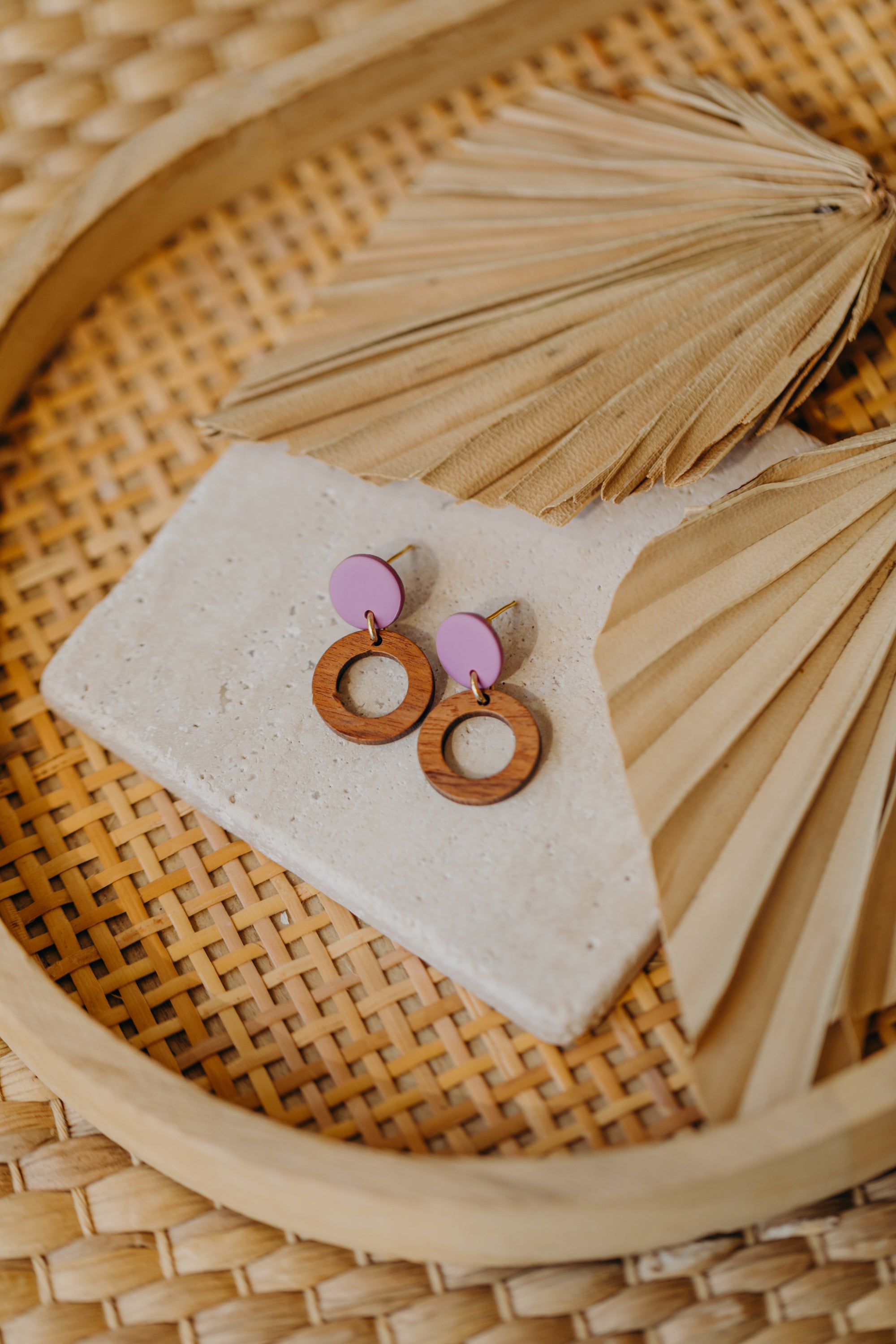 BECCA - runde Polymer Ton Ohrringe in Fuchsia mit Holzanhänger kleiner Kreis