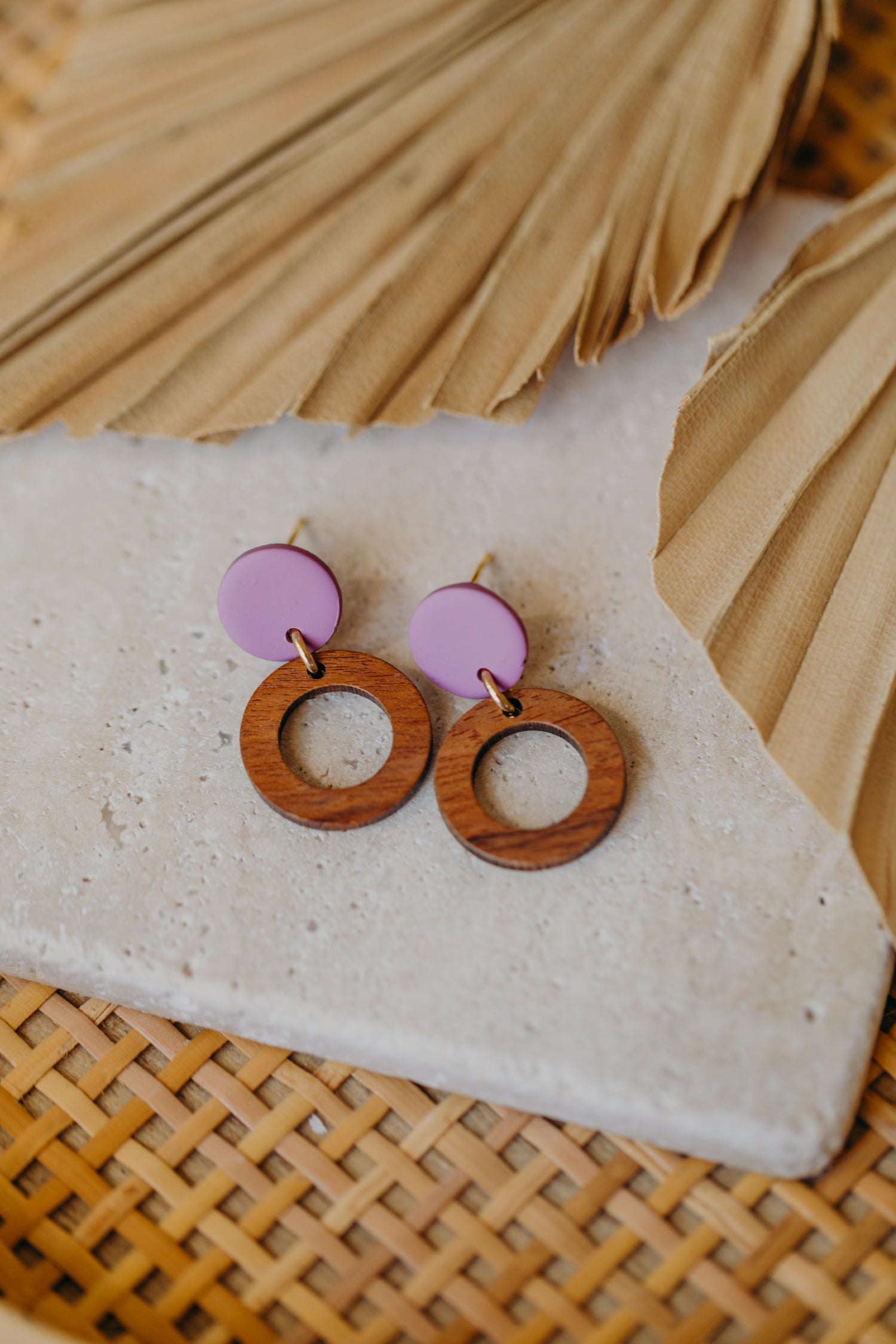 BECCA - runde Polymer Ton Ohrringe in Fuchsia mit Holzanhänger kleiner Kreis