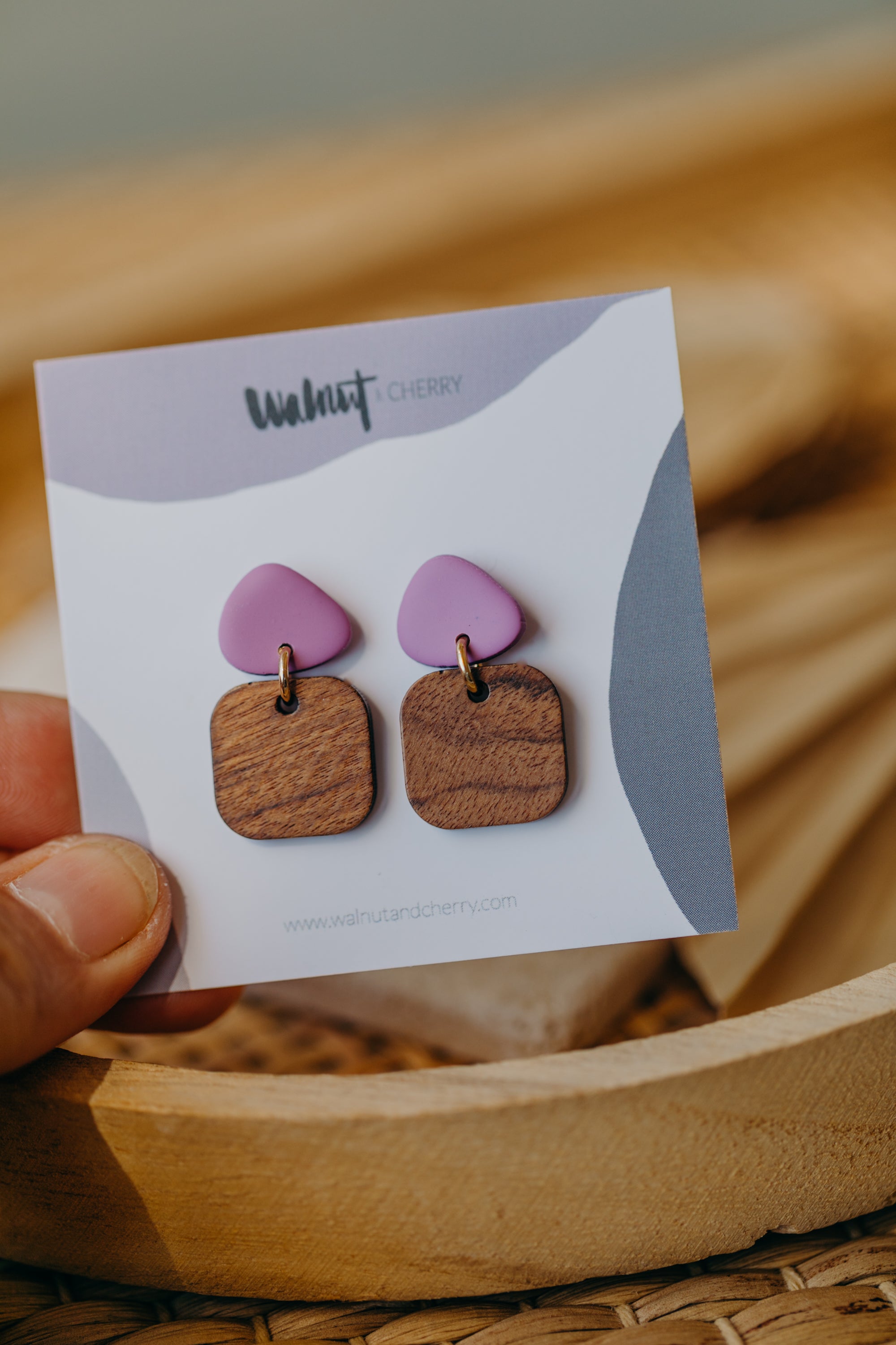 CARLA - dreieckige Polymer Ton Ohrringe in Fuchsia mit rechteckigem Holzanhänger