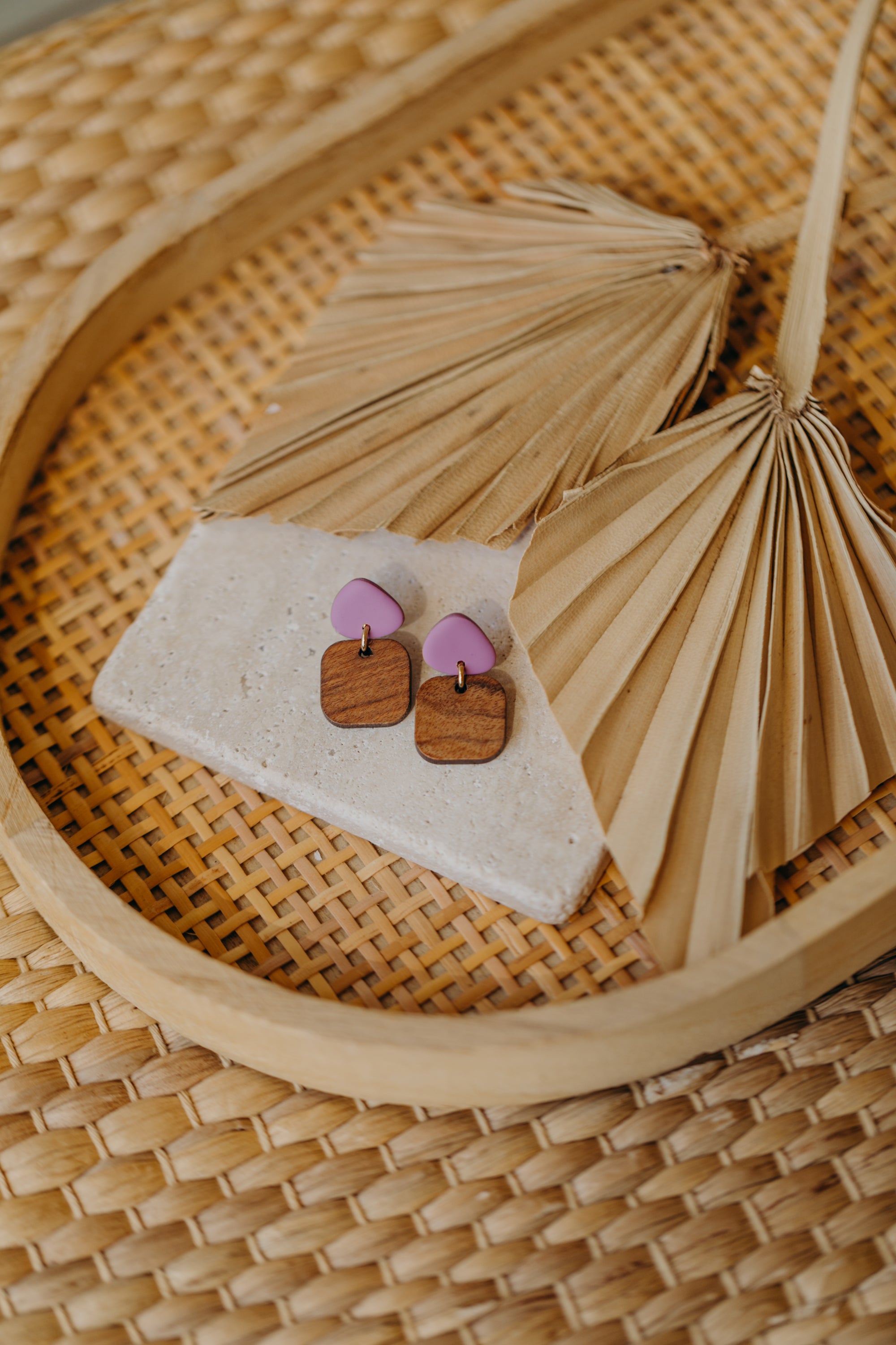 CARLA - dreieckige Polymer Ton Ohrringe in Fuchsia mit rechteckigem Holzanhänger