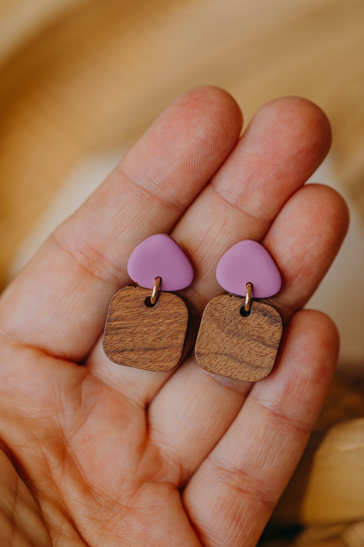 CARLA - dreieckige Polymer Ton Ohrringe in Fuchsia mit rechteckigem Holzanhänger