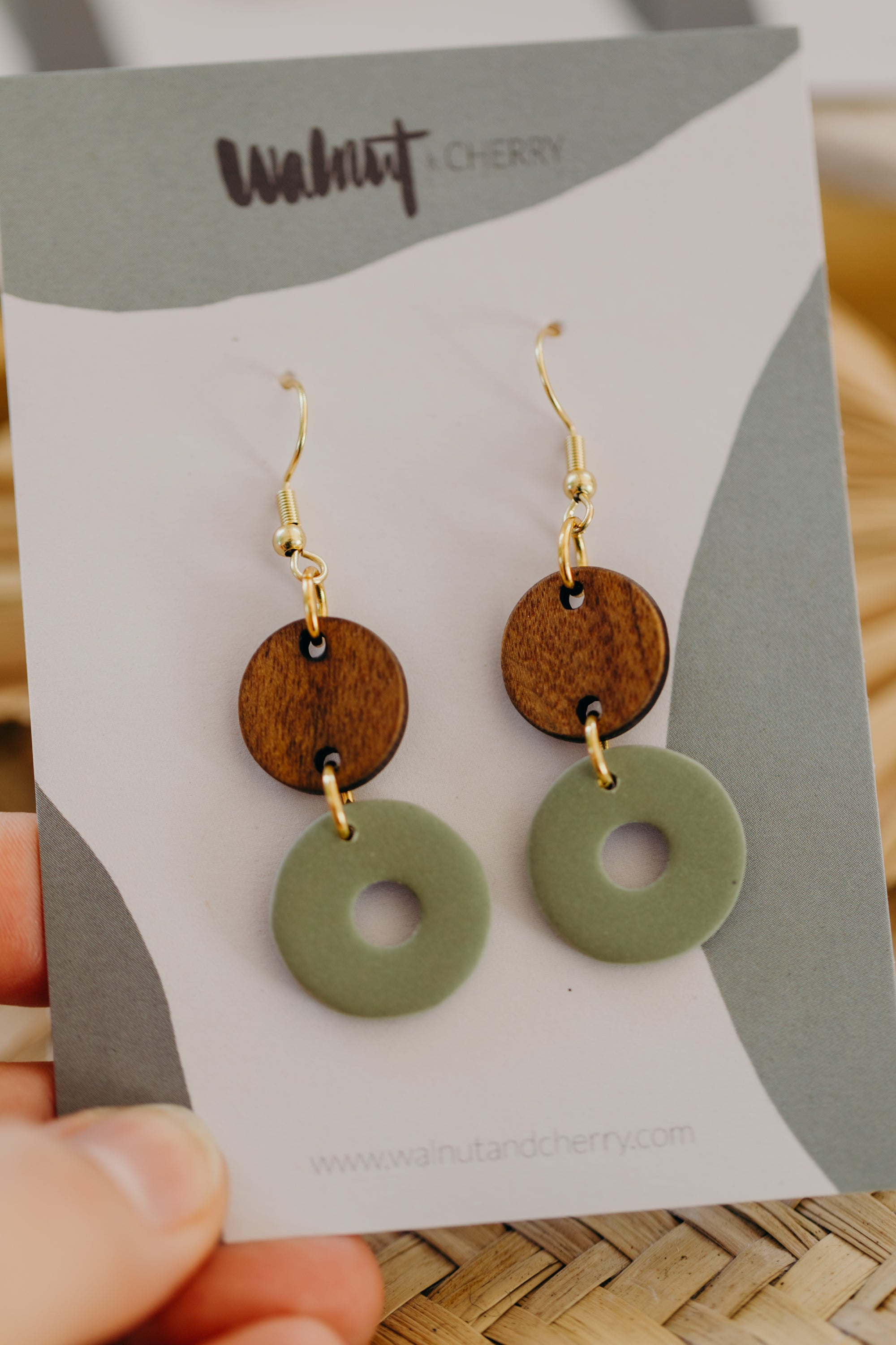 DONNA - runde Polymer Ton Ohrringe in Eukalyptus Grün mit rundem Holzanhänger