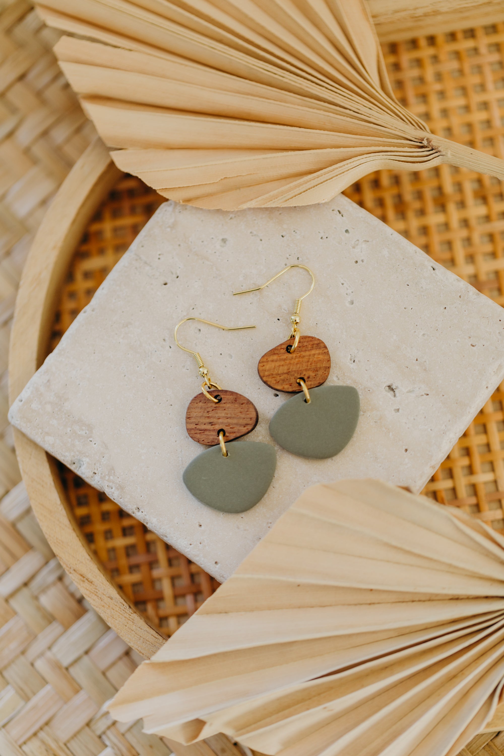 TALEA - dreieckige Polymer Ton Ohrringe in Eukalyptus Grün mit Holzanhänger