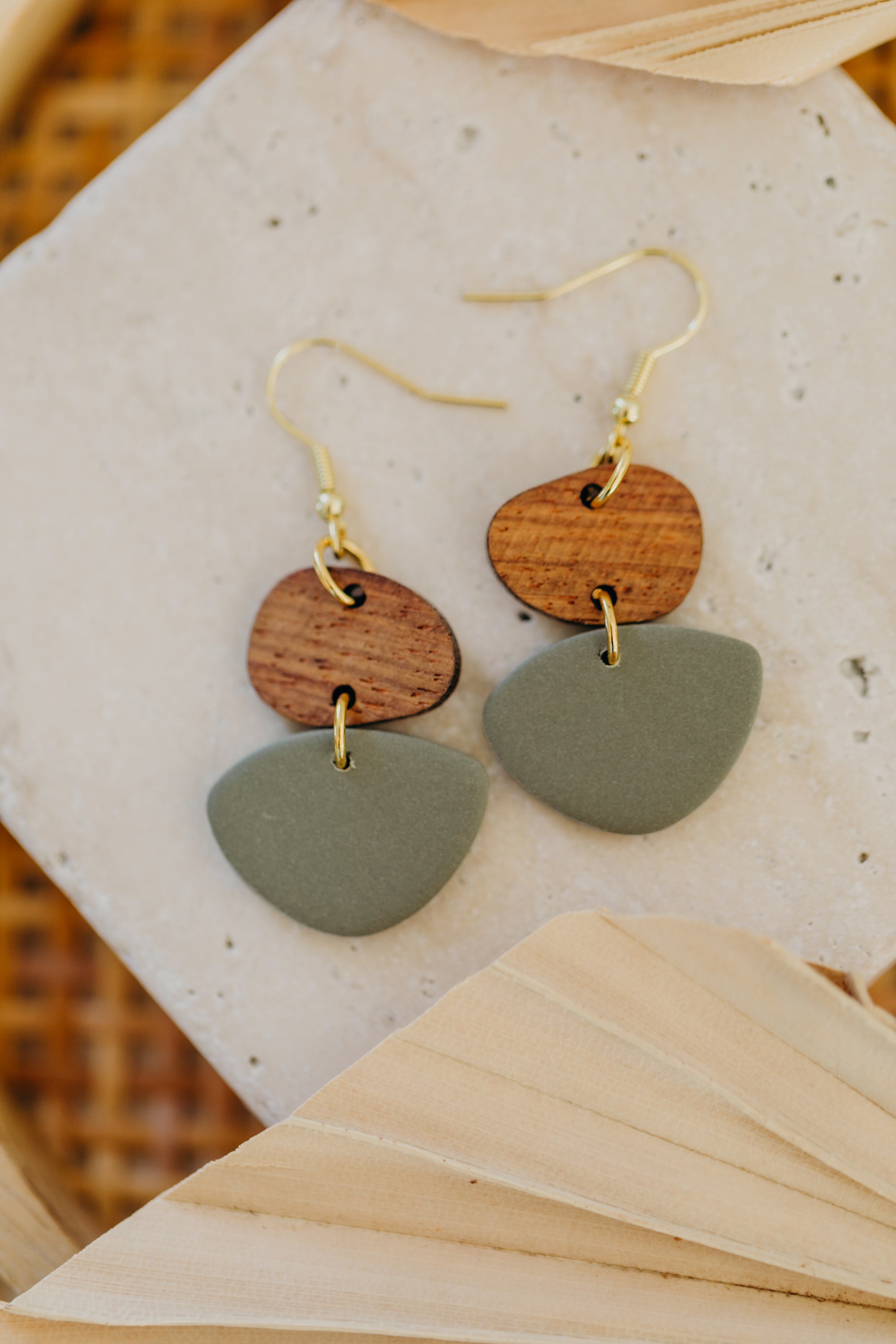 TALEA - dreieckige Polymer Ton Ohrringe in Eukalyptus Grün mit Holzanhänger