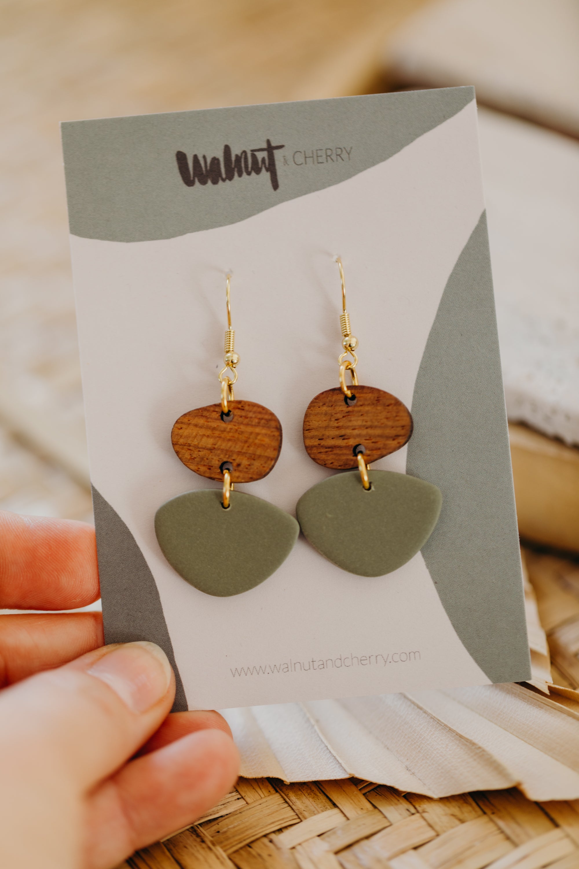 TALEA - dreieckige Polymer Ton Ohrringe in Eukalyptus Grün mit Holzanhänger