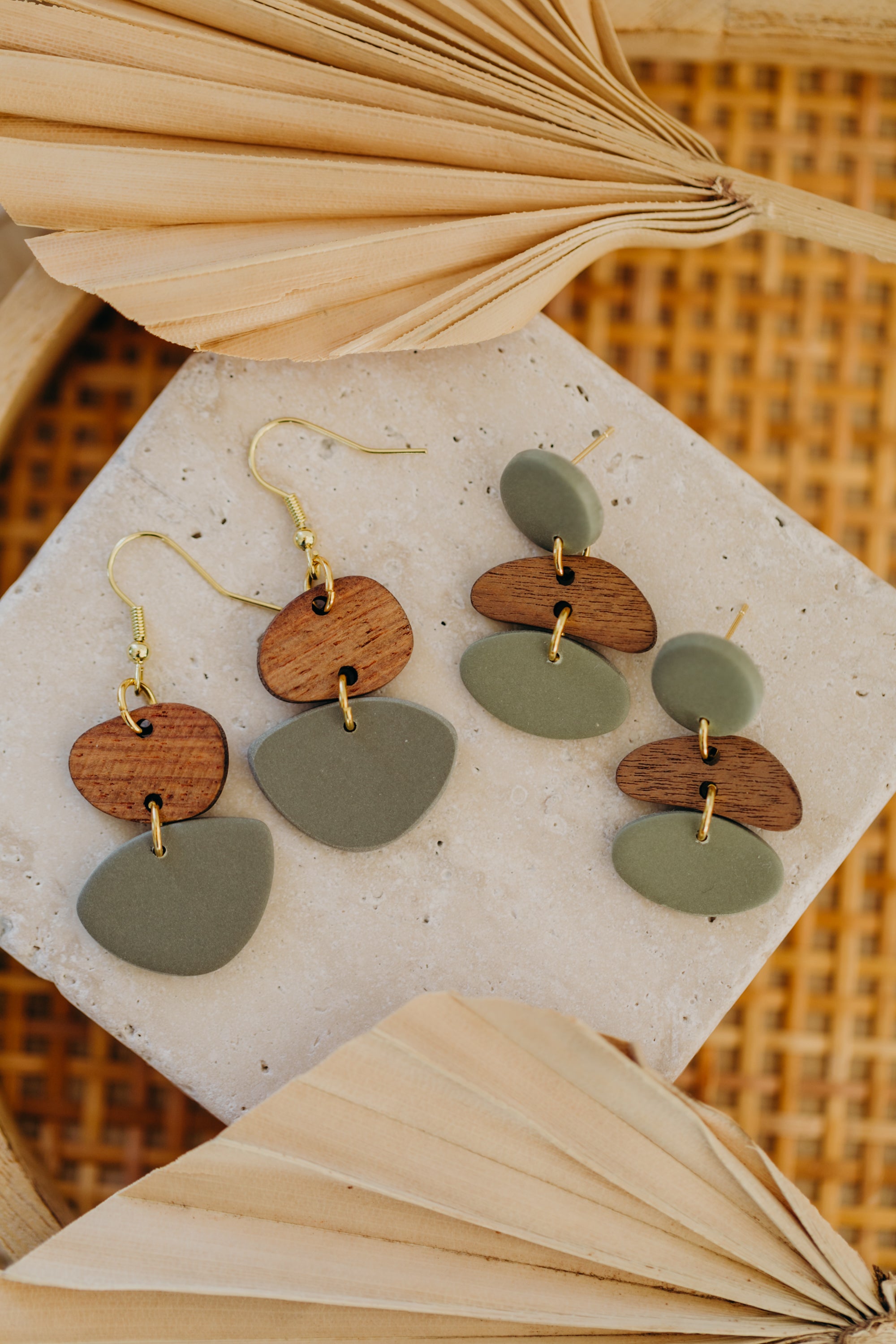 TALEA - dreieckige Polymer Ton Ohrringe in Eukalyptus Grün mit Holzanhänger