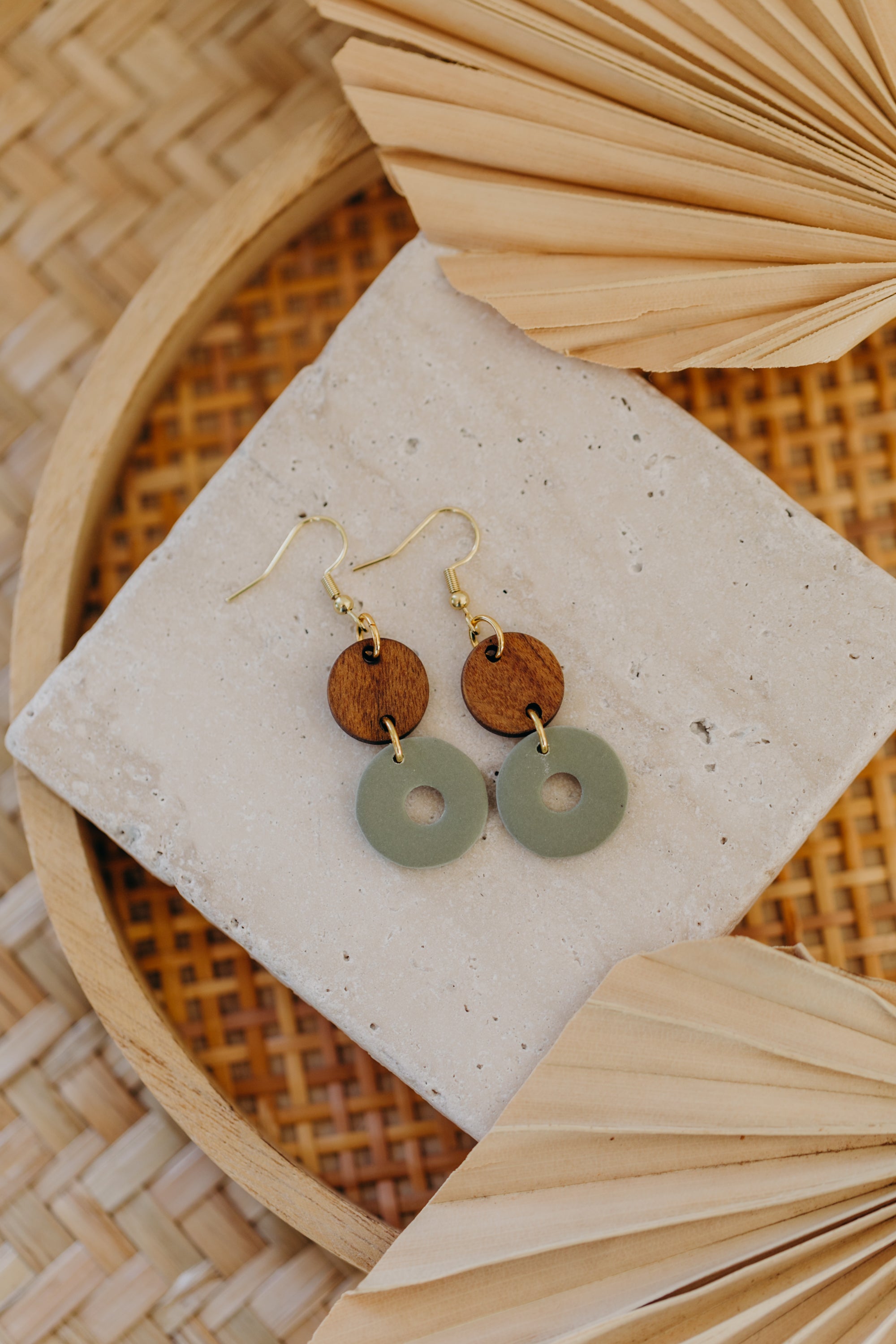 DONNA - runde Polymer Ton Ohrringe in Eukalyptus Grün mit rundem Holzanhänger