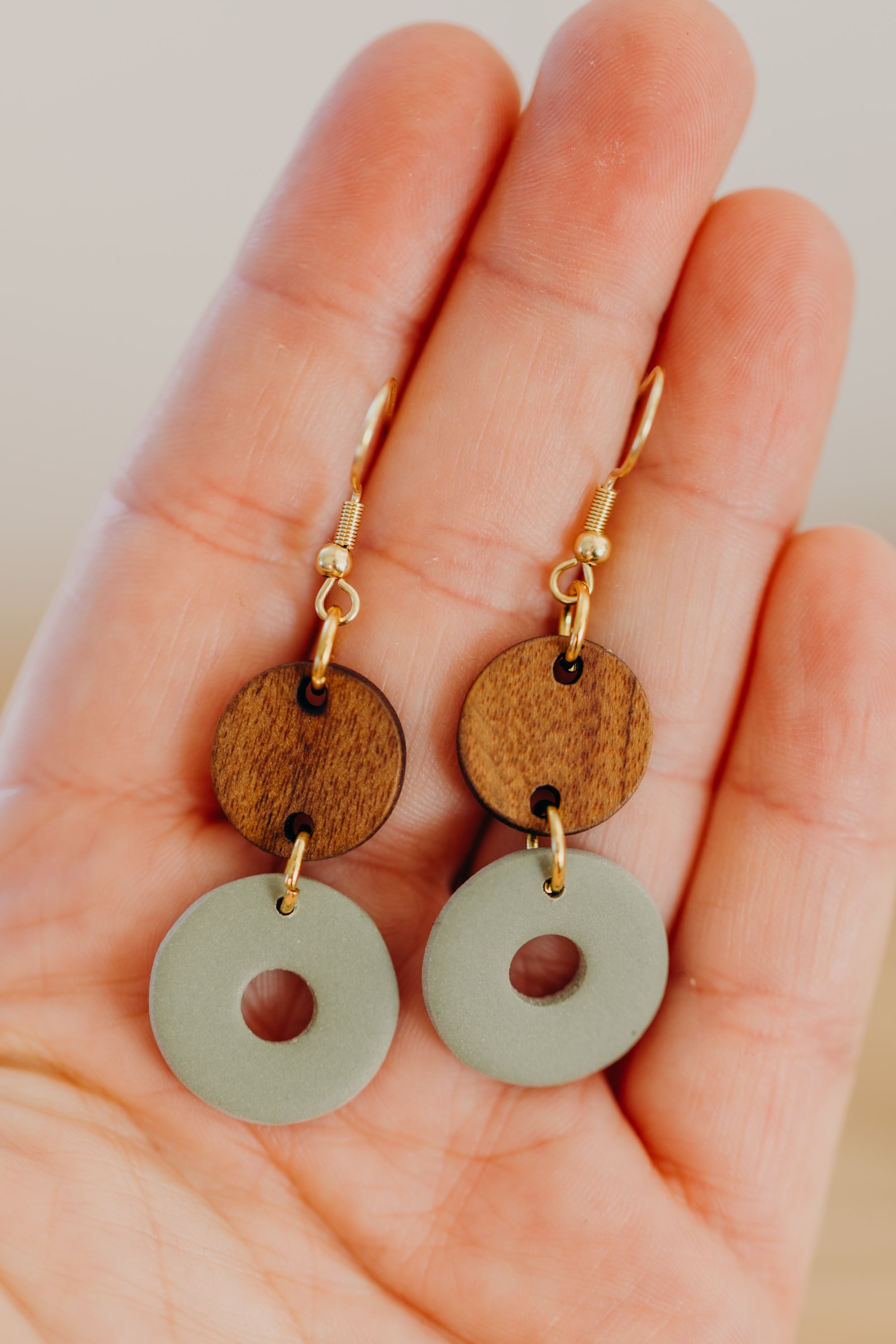 DONNA - runde Polymer Ton Ohrringe in Eukalyptus Grün mit rundem Holzanhänger