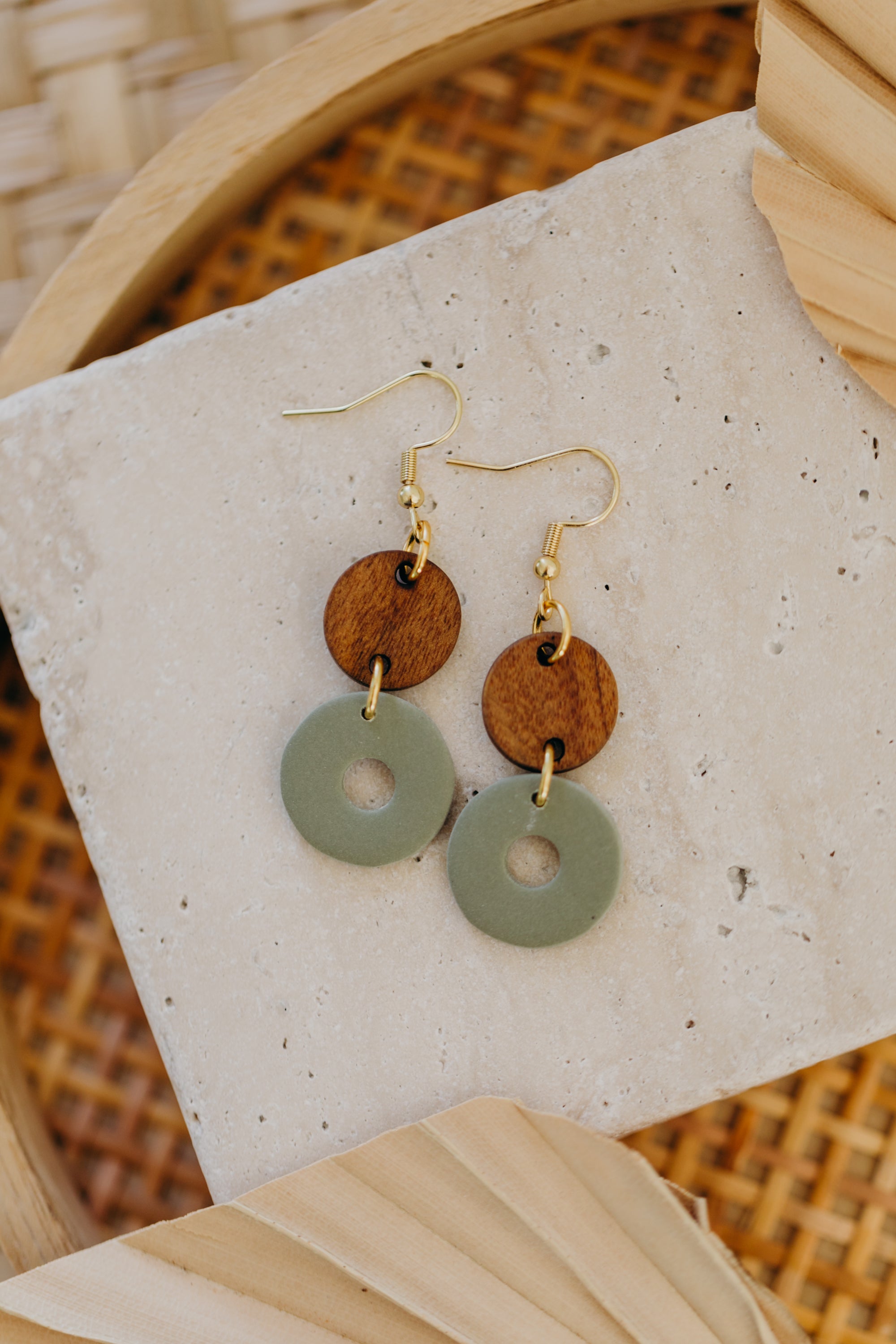 DONNA - runde Polymer Ton Ohrringe in Eukalyptus Grün mit rundem Holzanhänger