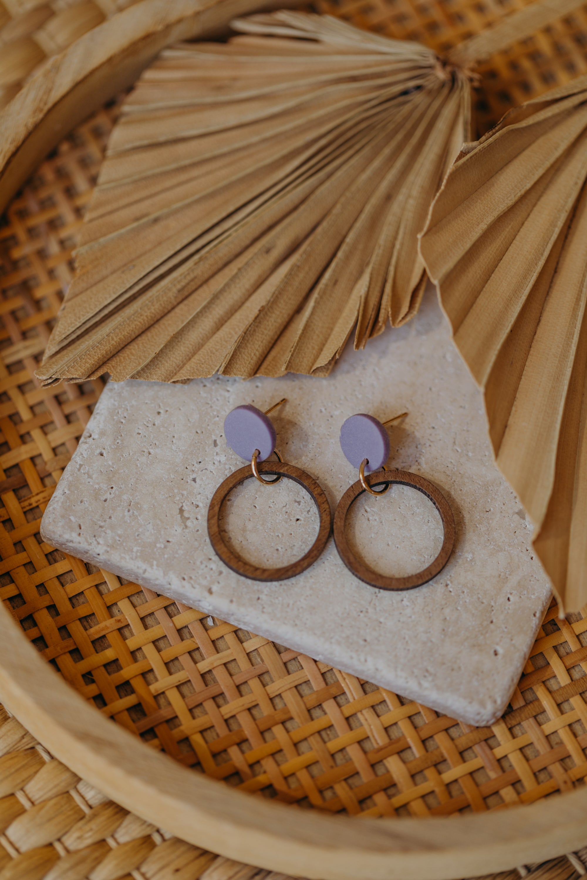 MALIA - runde Polymer Ton Ohrringe in hellem Lila mit Holzanhänger Kreis