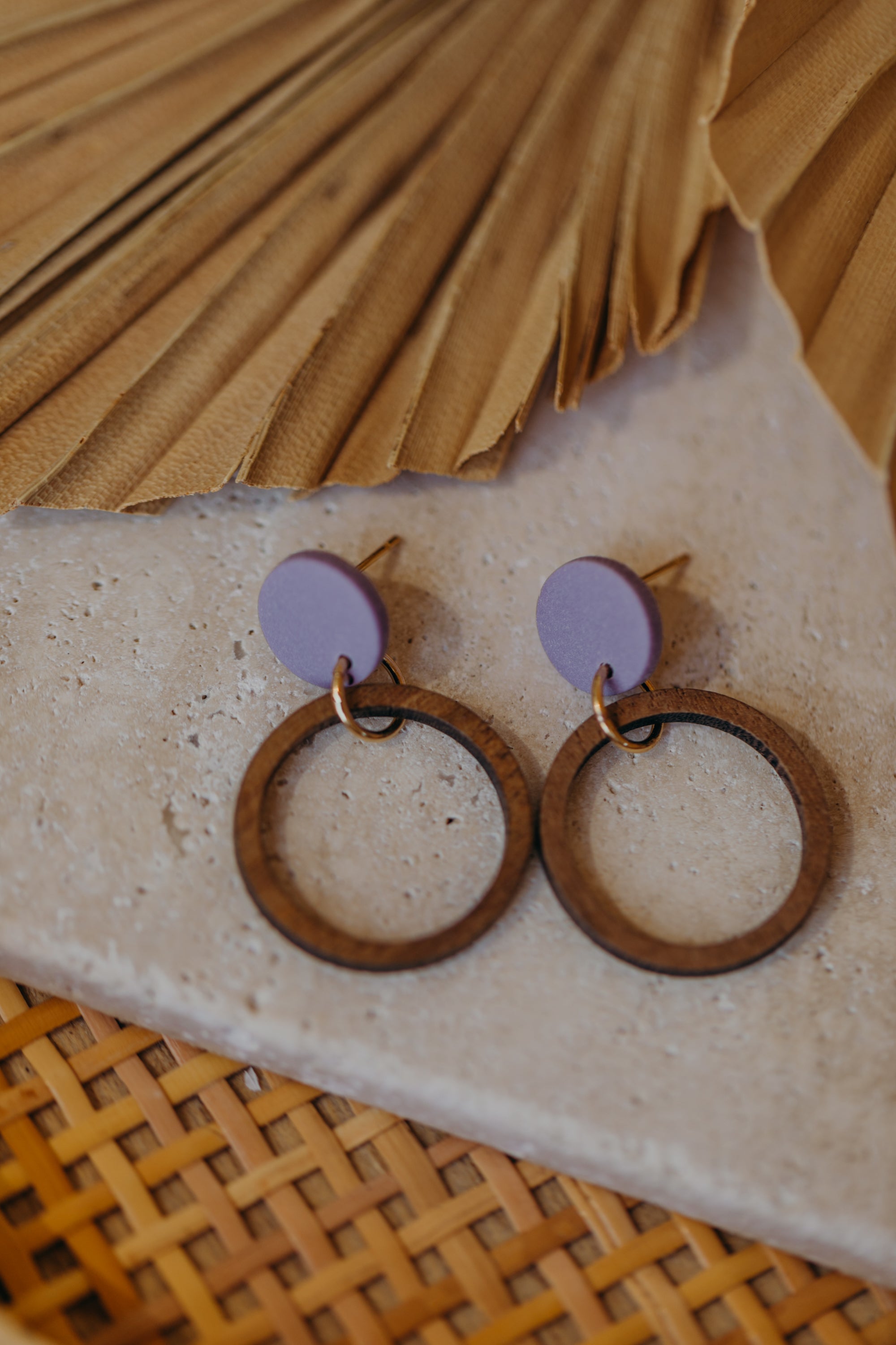 MALIA - runde Polymer Ton Ohrringe in hellem Lila mit Holzanhänger Kreis