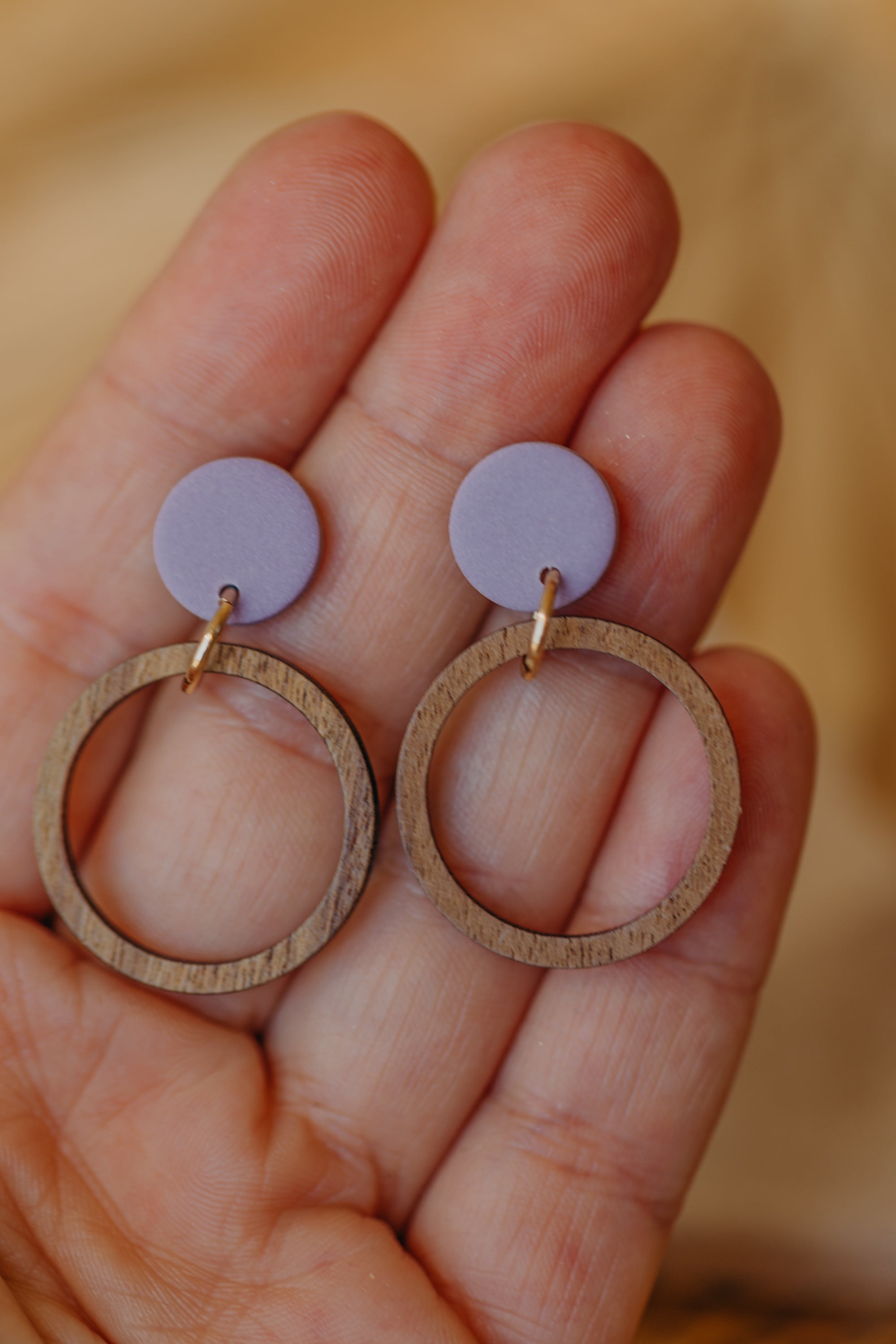 MALIA - runde Polymer Ton Ohrringe in hellem Lila mit Holzanhänger Kreis