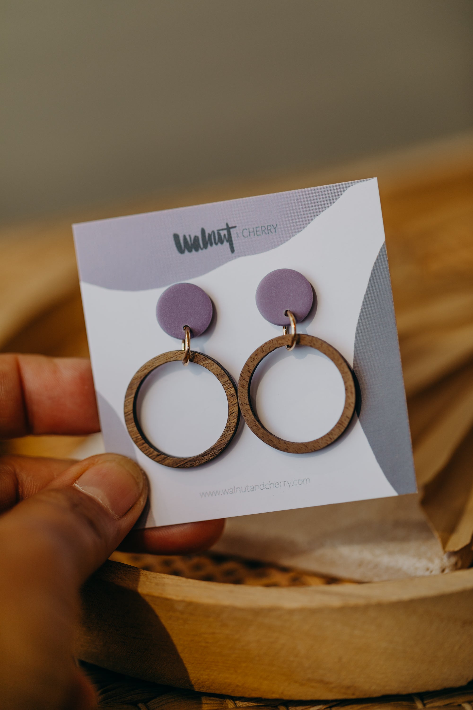 MALIA - runde Polymer Ton Ohrringe in hellem Lila mit Holzanhänger Kreis