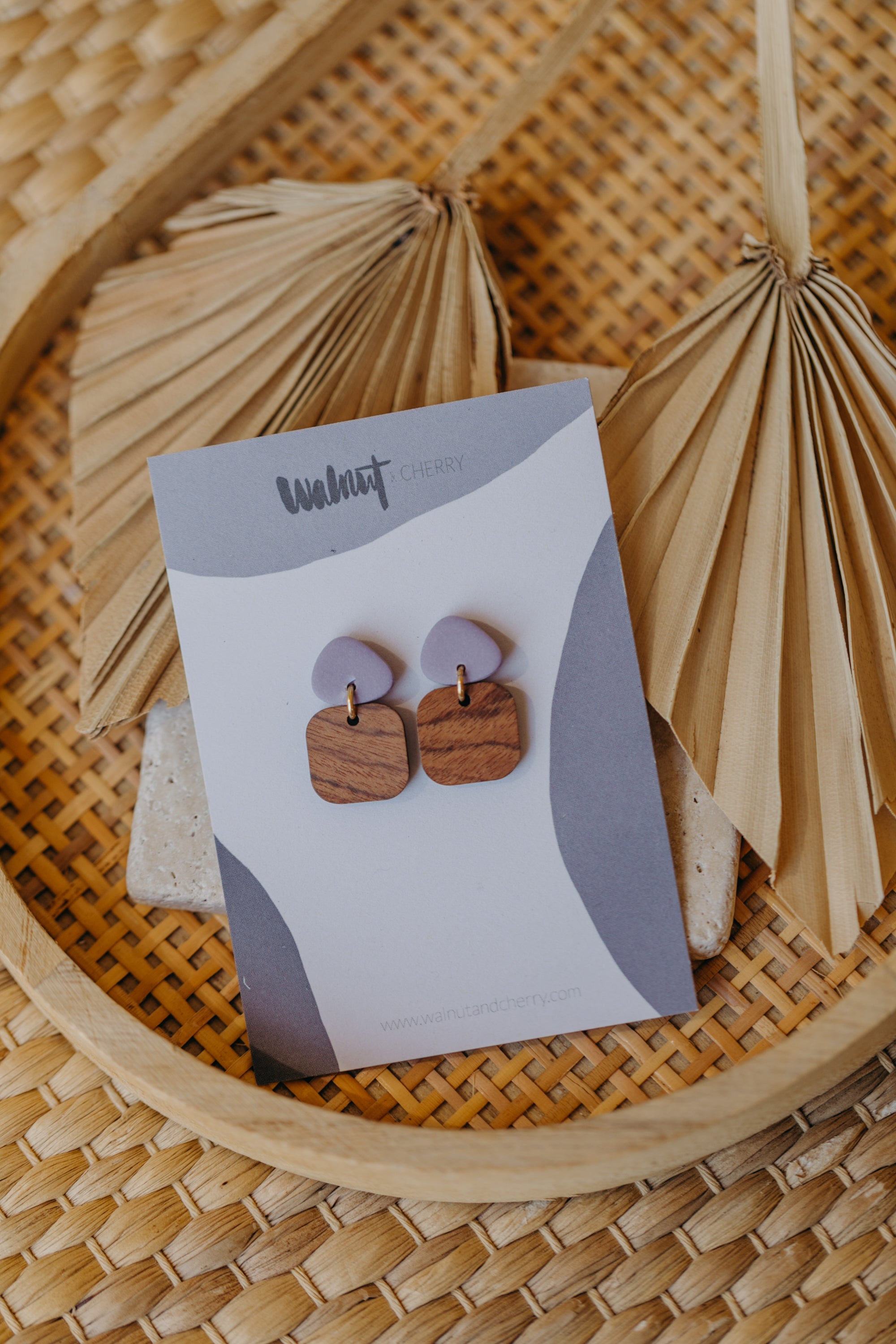 CARLA - dreieckige Polymer Ton Ohrringe in hellem Lila mit rechteckigem Holzanhänger