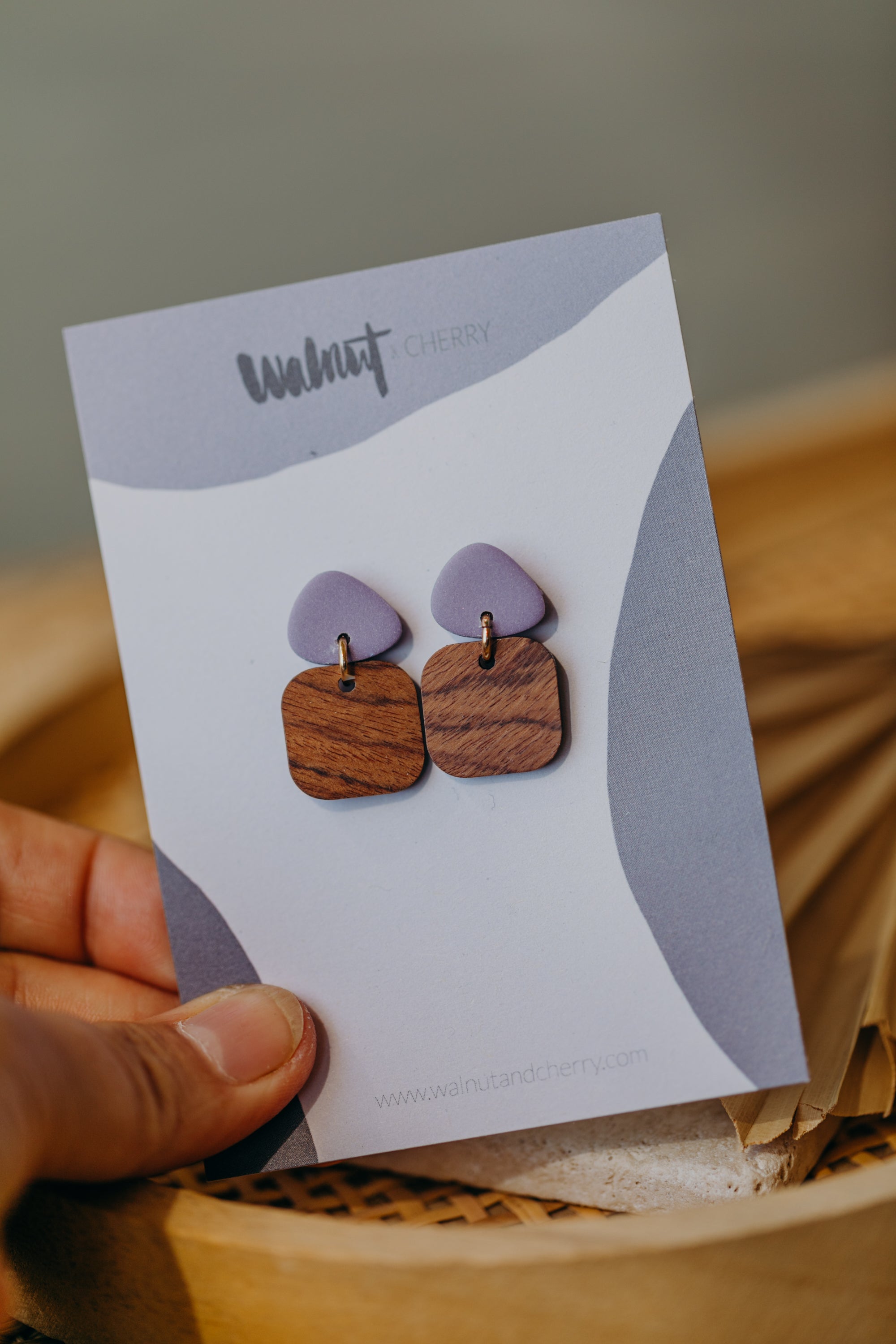 CARLA - dreieckige Polymer Ton Ohrringe in hellem Lila mit rechteckigem Holzanhänger